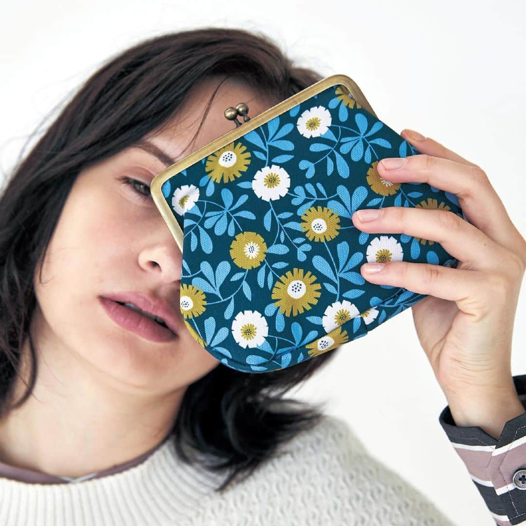 mini_labo_jp(ミニラボ) のインスタグラム：「. 《NEW》シックで華やかなマルチポーチ  大きく開いて中身が出し入れしやすい、がま口タイプ！ 仕分けができる内ポケット付きで、デザイン性も使い勝手も満点◎  がま口ポーチ「日本製」 ¥2,500 (税込)  #minilabo#ミニラボ #ベルメゾン#BELLEMAISON」