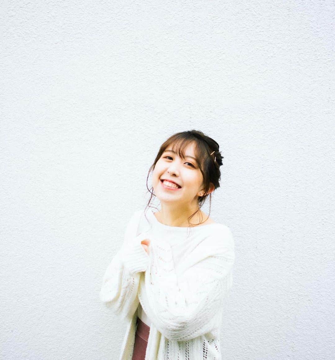 井上麗夢のインスタグラム：「雪が降ったね❄️﻿ ﻿ ﻿ 今日はゆきがふったねー！﻿ って言いつつ﻿ 丁度体調が一気に悪くなって﻿ 寝てしまってた時間なんだけど笑﻿ ﻿ みぞれ？みたいな時間には﻿ でくわせたからいいかな！⛄️❄️笑﻿ ﻿ ﻿ ﻿ 明日から、緒方ありさとの﻿ パーソナルトレーニングレッスンが﻿ 始まります！﻿ ﻿ ここからまたれむの﻿ 健康生活を始めようかな🥰❤️﻿ 楽しみだ！！！！﻿ ﻿ ﻿ お客さんと一緒に結果だすんだ！！！！﻿ ﻿ ﻿ ﻿ ﻿ Twitter:@Remu_19﻿ ﻿ ﻿ ﻿ #カメラ女子 #カメラ女子部 #ipone #東京写真部 #写真部 #instagood  #olympuspen #写真好きな人と繋がりたい  #写真を撮るのが好きな人と繋がりたい  #カメラ好きな人と繋がりたい #カメラマン募集 #ファインダー越しの私の世界  #フィルター越しの私の世界 #ポートレート #ポートレートモデル #女優 #井上麗夢　#YouTube #ダイエット #写真集 #被写体モデル #被写体 #撮影会モデル #撮影会 #断捨離」