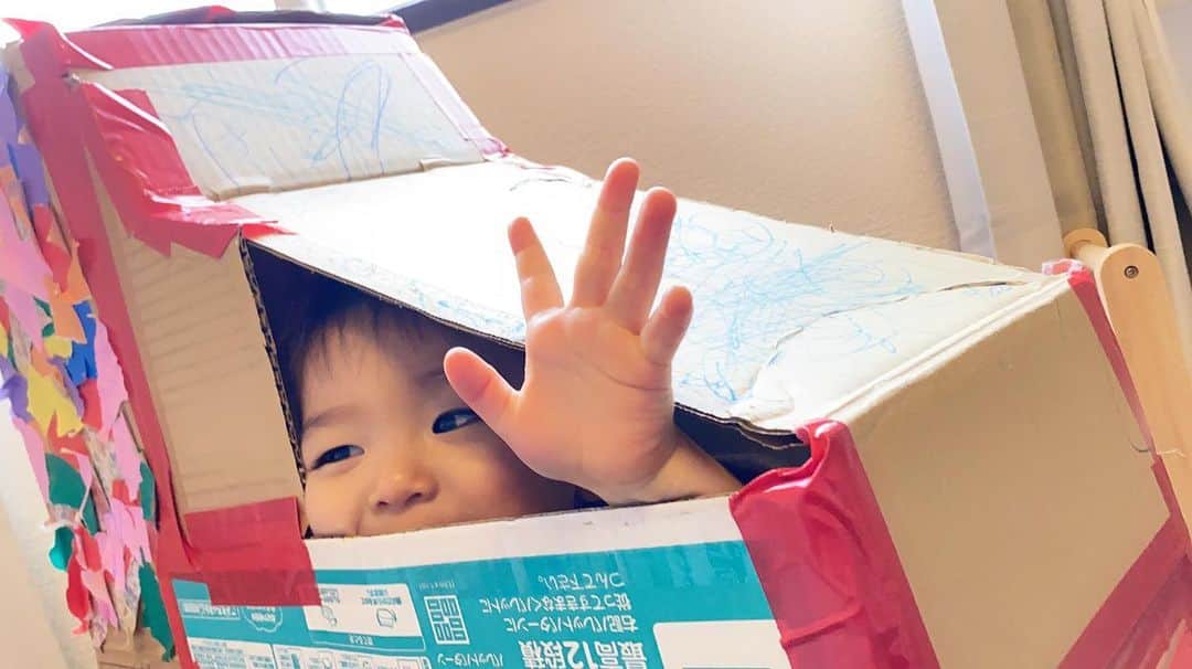 Momoeのインスタグラム：「段ボールハウスの住人。笑  . .  #happy #家事 #育児 #family #家族 #boy #smile #男の子 #息子 #code #love #lucky #kids #子供 #thankyou #宝物 #ベビー #fashion #follow #パパ #ママ #家族写真 #男の子ママ #1歳 #うさぎ #ネザーランドドワーフ」