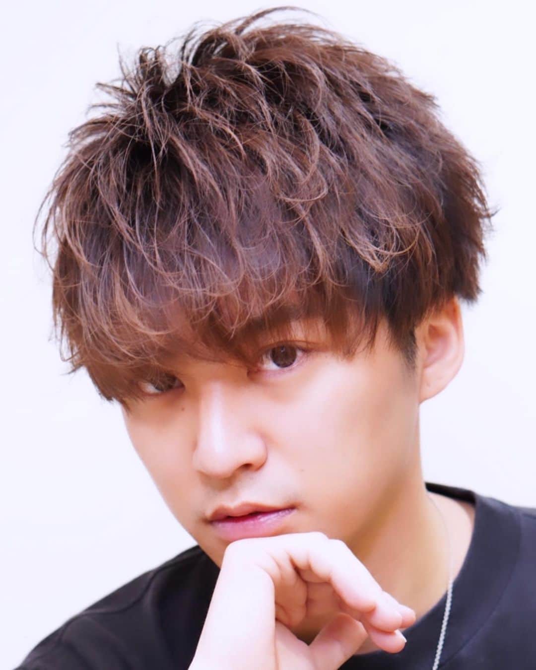 品川翔のインスタグラム：「2021年になったし 最近イメチェンもしたし 撮影で撮ってもらったやつを 新しいアイコンにしました👌  #instagood#actor#俳優#撮影#メンズ #インスタグラム #モデル#メンズモデル#ふぉろーみー #ファッションコーデ #美容#クロムハーツ#アイコン#ヘア #hair#style #followme #fashion #model #ootd #instafashion #目指せフォロワー１万人」