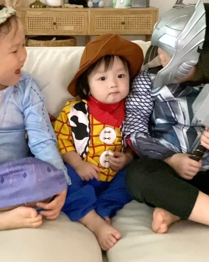 MOMOツインズのインスタグラム：「The feeling when Disney+ is here on 23rd Feb!  Excited to reconnect with our favourite movies from Disney, Pixar, Marvel, Star Wars, Nat Geo and STAR now available under Disney+. The girls are looking forward to re-watch their FROZEN and Toy Story for the 100th time, while Dad catches up on his favourite Marvel Cinematic Universe. Bring on the Nat Geo documentaries for me! #DisneyPlusSG @disneyplussg #sp」