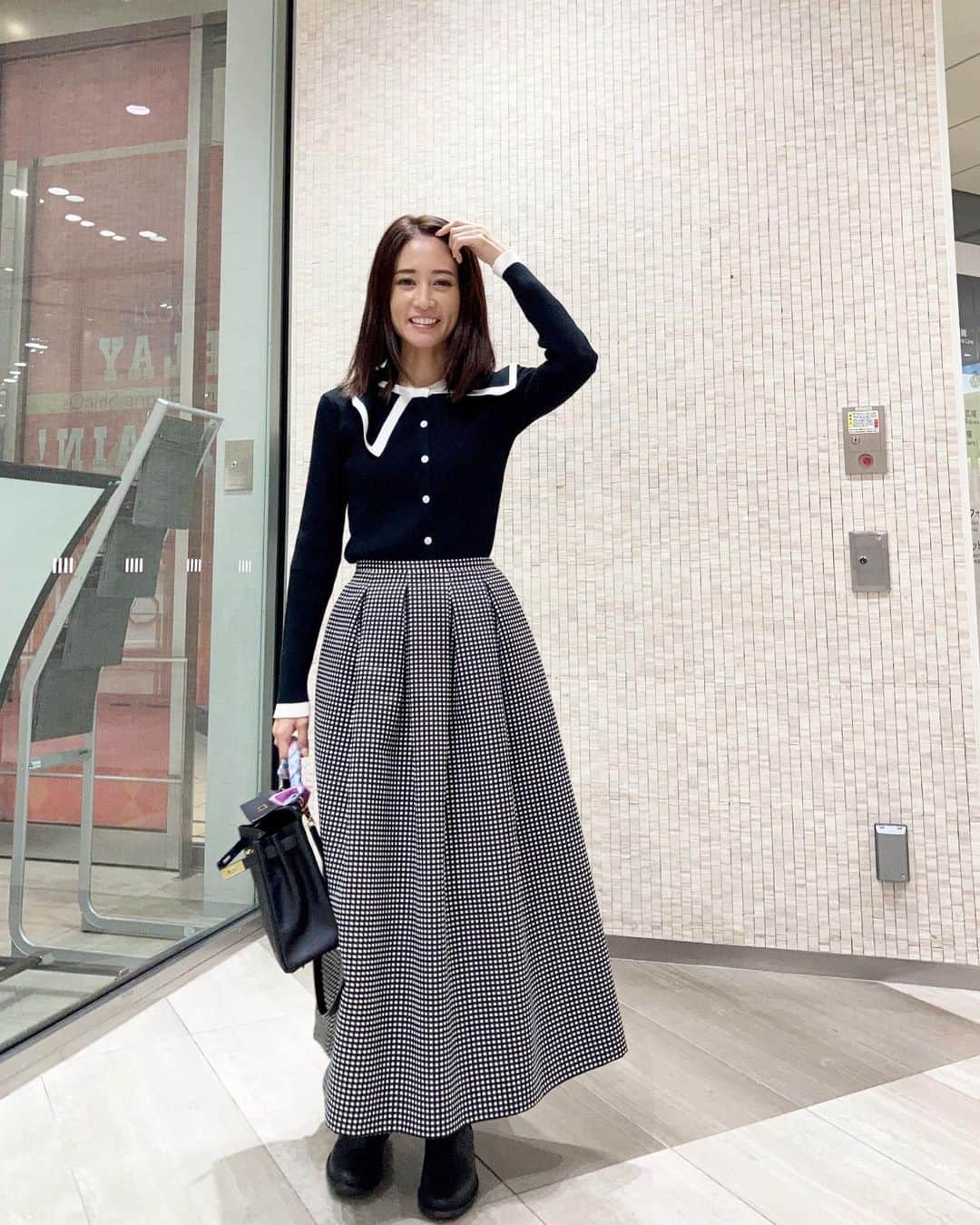 KAORI.OMURA 大村香織さんのインスタグラム写真 - (KAORI.OMURA 大村香織Instagram)「襟…めくれてる😂💦 よく聞かれるこちらのトップスは　@ys_stella_shop です☺︎ ・ 襟付きが好きだから、こうゆうの集めちゃう♡ ・ スカートは　@tsurubymarikooikawa  bagは　@hermes  ・ 今日は雪☃️が降ったね！ ビックリしました！ ・ 風邪ひかないように！ ・ #アラフォー#アラフォーコーデ #きょコ #コーディネート#ロングスカート#エルメス#ケリー#40代#40代コーデ #40代ファッション #モノトーンコーデ #スカートコーデ#ootd #fashiongram #159cm #159cmコーデ #セミロング」1月28日 20時19分 - kaori.omura