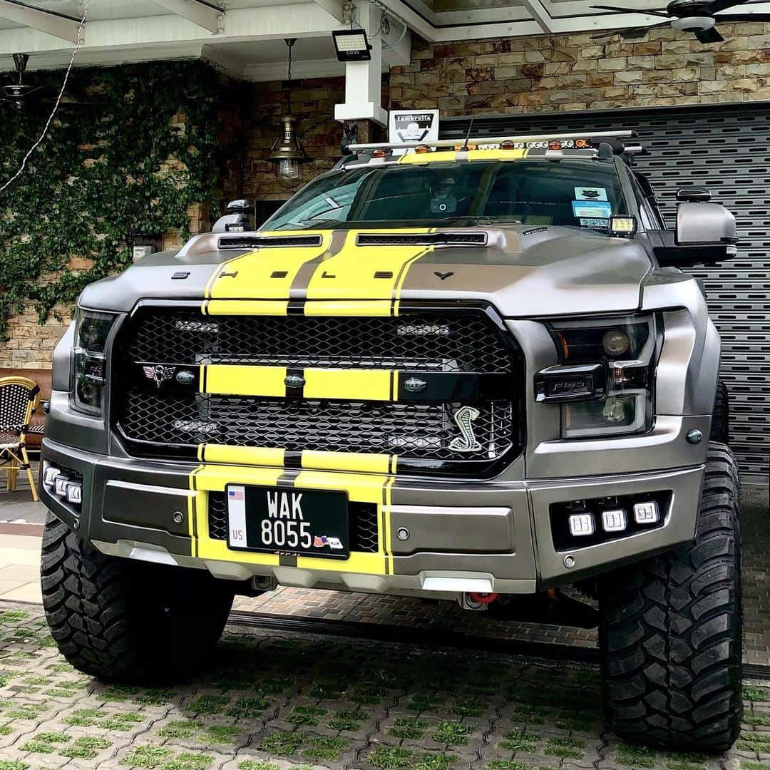 Wak Doyokのインスタグラム：「Sikit lagi nak kena bumbung 😌 #shelby #raptorshelby #f150 #TakPanaske #AkuYangPakaikoYangPanas #KodahKenapa #WdCigar #MegWak #WakDoyok #LegasiWakDoyok #WDLifeStyle #WakDoyokFC #BeardedGentlemen #Sedagher #MensWear #Fashion #MensFashionReview #StreetFashion #Dapper #Ootd #Style #MensFashionPost #TheMenClub #MenWithClass #Details #Sartorialist #Pittiuomo #Class #British #Usa」