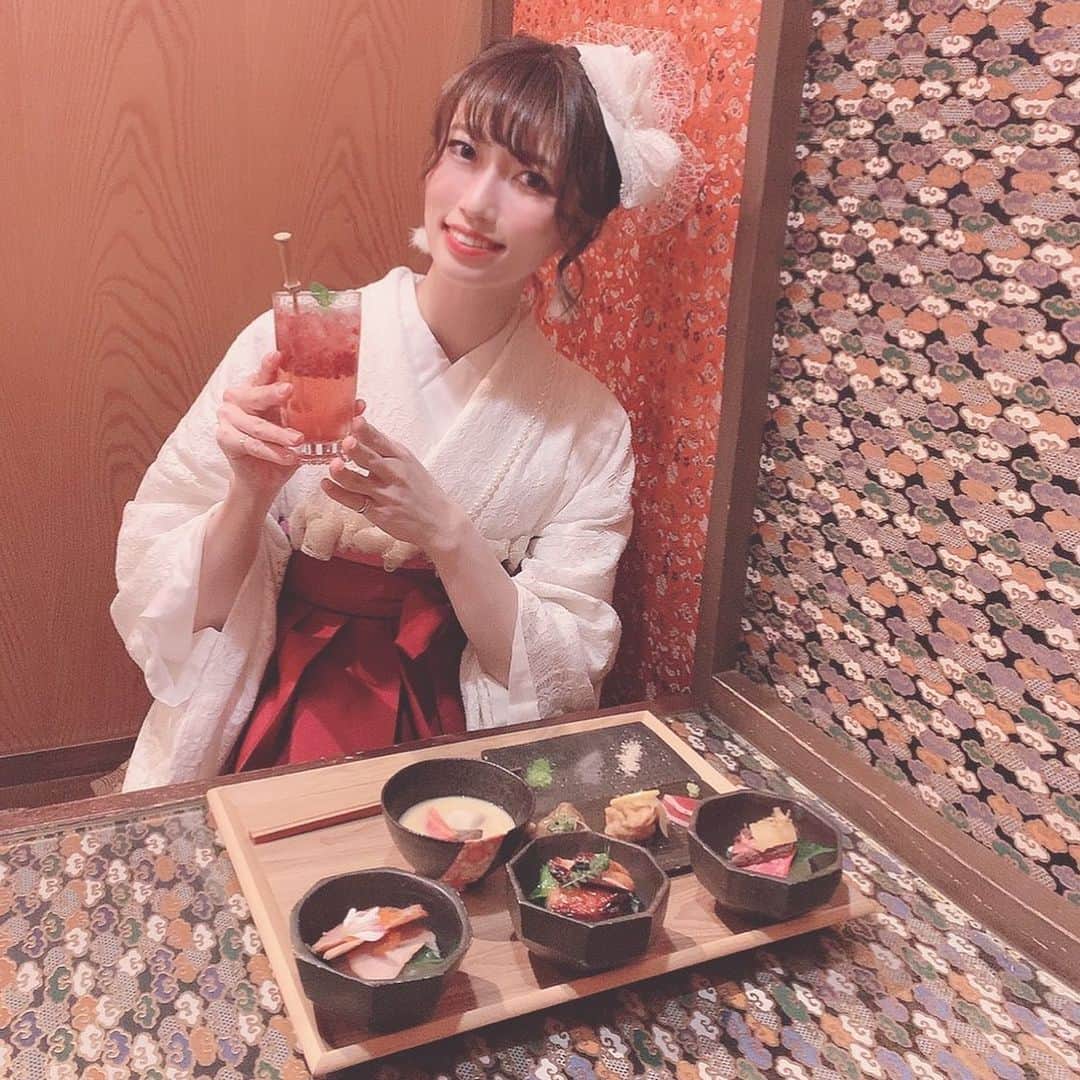 のインスタグラム：「🍴京都・祇園  今日と肉と野菜サワー】京～miyako〜 さん @kyoto.miyako  ・ 祇園四条から歩いて数分でつく 京都肉と野菜サワーが美味しいお店に 行ってきたよー☺️💓 ・ 町屋をリノベーションした和テイストの店内は 着物でのお出かけにもピッタリでした✨ ・ そして、今回頂いたのは 『京～miyako～セット』 京都肉三種丼、京生麩のお雑煮、肉ばんざい ドリンクは、青果サワーをノンアルコールでいただきました🤤💓 アルコールにもできるし、野菜茶とかも選べたらから 写真をスワイプしてメニューも見て見てね✨ ・ 丼は京都肉を牛・鶏・豚の3種が頂けて 数の子やキャビアも乗ってて超贅沢🥰 お肉のおばんざいも、ハム・南蛮漬けなど 色んなメニューでお肉が食べられて めちゃくちゃ幸せでしたっ🤤💓 ・ 青果サワーも私はベリーミックスを 頼んだんだけど絶対お酒でも美味しいやつ！✨ 何杯でも飲めそうなくらい 甘いけどスッキリしたノンアルサワーだったよー🥰 ・ 1階部分は掘りごたつで 半個室？みたいな感じで仕切られてたから このコロナ禍でも少し安心して行けるかも☺️✨ ・ #京都肉 #青果サワー #京miyako #京都グルメ #京都カフェ #カフェスタグラム #関西カフェ巡り #祇園カフェ #祇園グルメ #京都和装工房雅  #カフェ巡り好きな人と繋がりたい  #関西グルメ #おいしいもの好きな人と繋がりたい #カフェ活 #おすすめカフェ #カフェ女子 #ゆーろの美味しいメモ #pr」