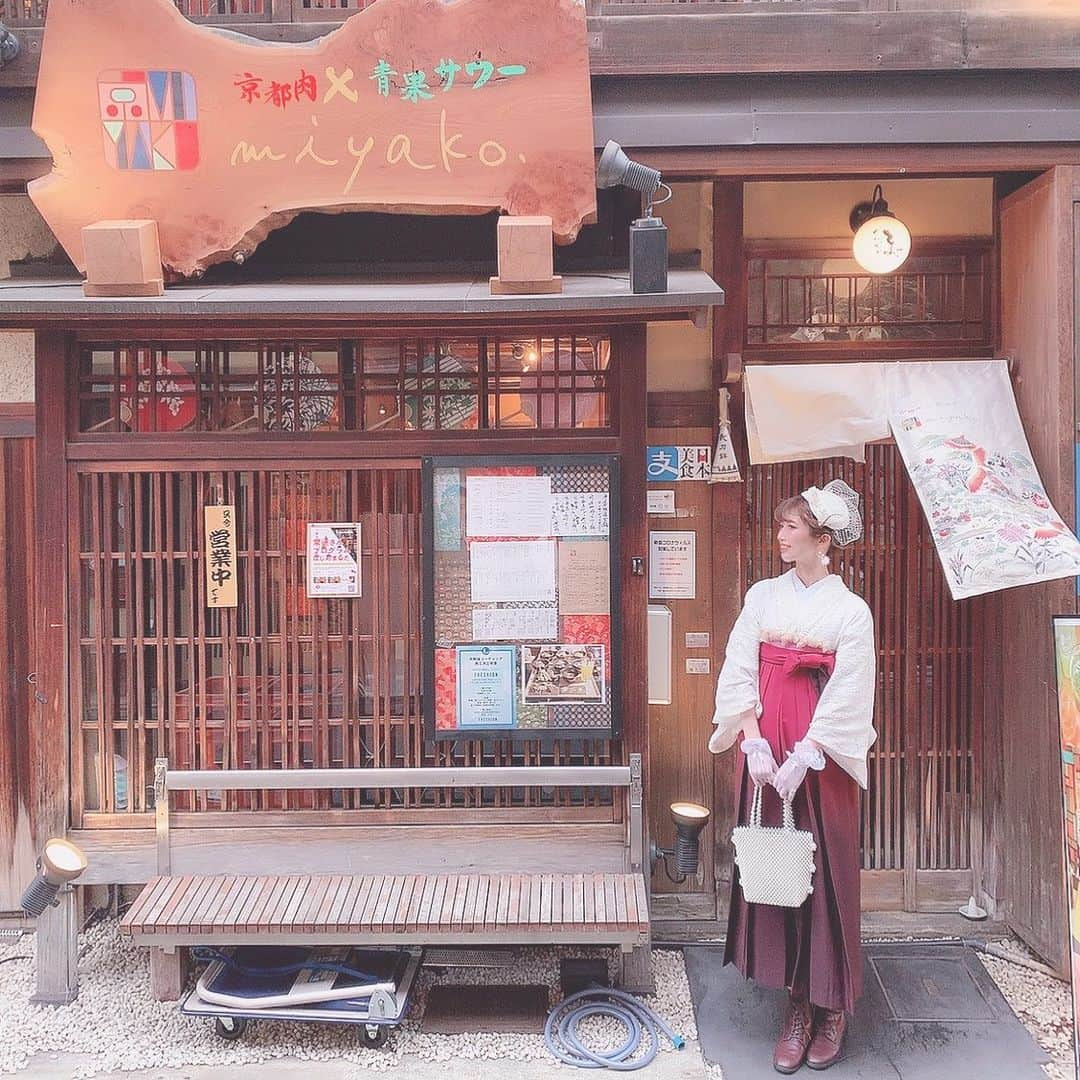 板野優花さんのインスタグラム写真 - (板野優花Instagram)「🍴京都・祇園  今日と肉と野菜サワー】京～miyako〜 さん @kyoto.miyako  ・ 祇園四条から歩いて数分でつく 京都肉と野菜サワーが美味しいお店に 行ってきたよー☺️💓 ・ 町屋をリノベーションした和テイストの店内は 着物でのお出かけにもピッタリでした✨ ・ そして、今回頂いたのは 『京～miyako～セット』 京都肉三種丼、京生麩のお雑煮、肉ばんざい ドリンクは、青果サワーをノンアルコールでいただきました🤤💓 アルコールにもできるし、野菜茶とかも選べたらから 写真をスワイプしてメニューも見て見てね✨ ・ 丼は京都肉を牛・鶏・豚の3種が頂けて 数の子やキャビアも乗ってて超贅沢🥰 お肉のおばんざいも、ハム・南蛮漬けなど 色んなメニューでお肉が食べられて めちゃくちゃ幸せでしたっ🤤💓 ・ 青果サワーも私はベリーミックスを 頼んだんだけど絶対お酒でも美味しいやつ！✨ 何杯でも飲めそうなくらい 甘いけどスッキリしたノンアルサワーだったよー🥰 ・ 1階部分は掘りごたつで 半個室？みたいな感じで仕切られてたから このコロナ禍でも少し安心して行けるかも☺️✨ ・ #京都肉 #青果サワー #京miyako #京都グルメ #京都カフェ #カフェスタグラム #関西カフェ巡り #祇園カフェ #祇園グルメ #京都和装工房雅  #カフェ巡り好きな人と繋がりたい  #関西グルメ #おいしいもの好きな人と繋がりたい #カフェ活 #おすすめカフェ #カフェ女子 #ゆーろの美味しいメモ #pr」1月28日 20時22分 - yuka_itano