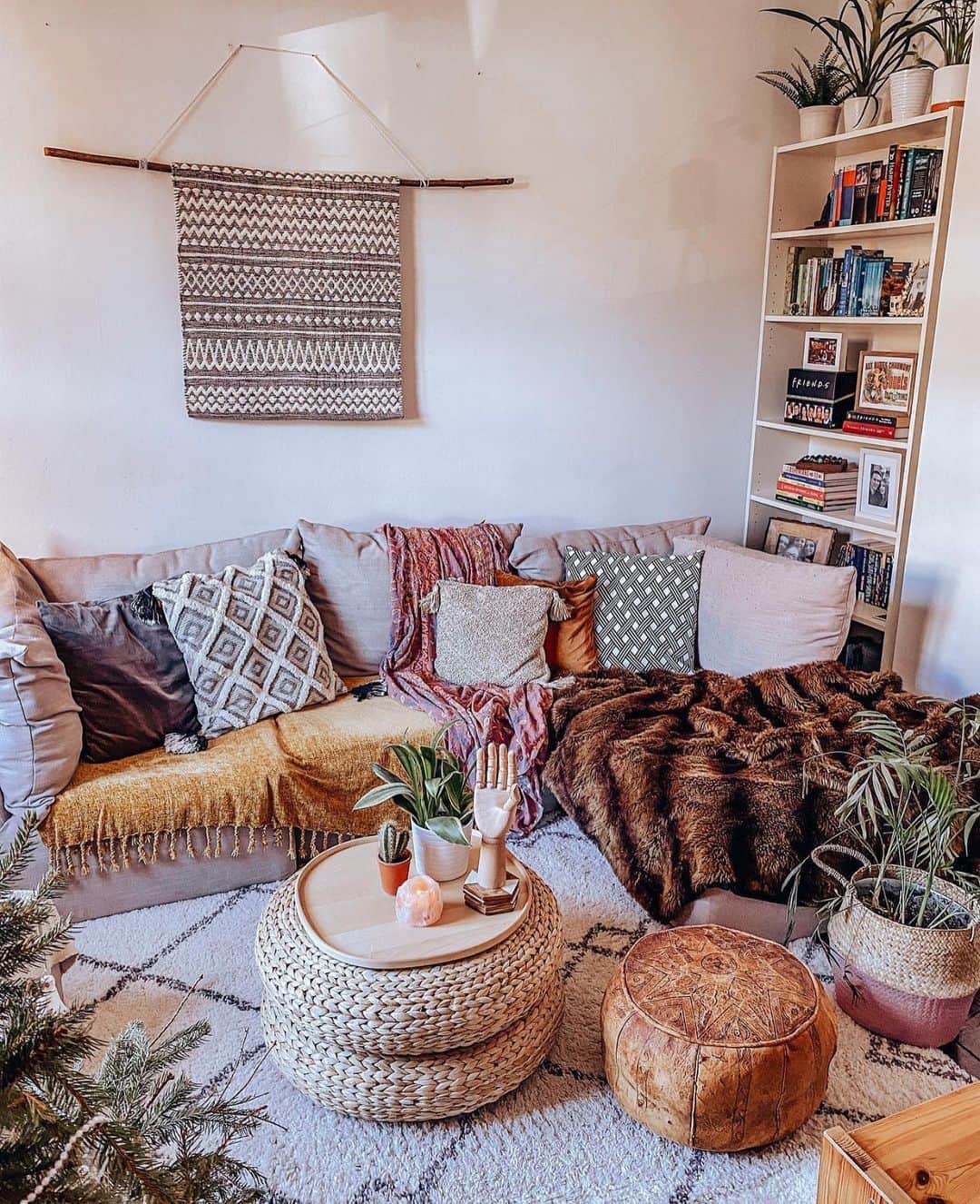 のインスタグラム：「Sparkling ✨in a snuggle 🥰 of the couch in the home of @c.l.home」