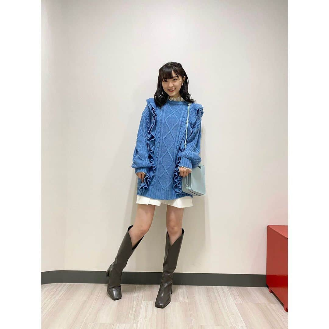 春名真依さんのインスタグラム写真 - (春名真依Instagram)「＊ #まいfashion ワンピース:jouetie @jouetie_official ブーツ:SLY @sly_official バッグ:zara @zara ・ スタプラのYouTubeラジオの時のお洋服！ メンバーカラーの青にしました〜！ ニットワンピの中にレースインナーを合わせて甘めに💭 背中まで続く大きなフリルが最高に画面映え😍!! #まいんすたぐらむ #たこ虹 #たこやきレインボー #春名真依 #まいまい #jouetie #zara #sly #ニットワンピ #blue」1月28日 20時34分 - harunamai_official