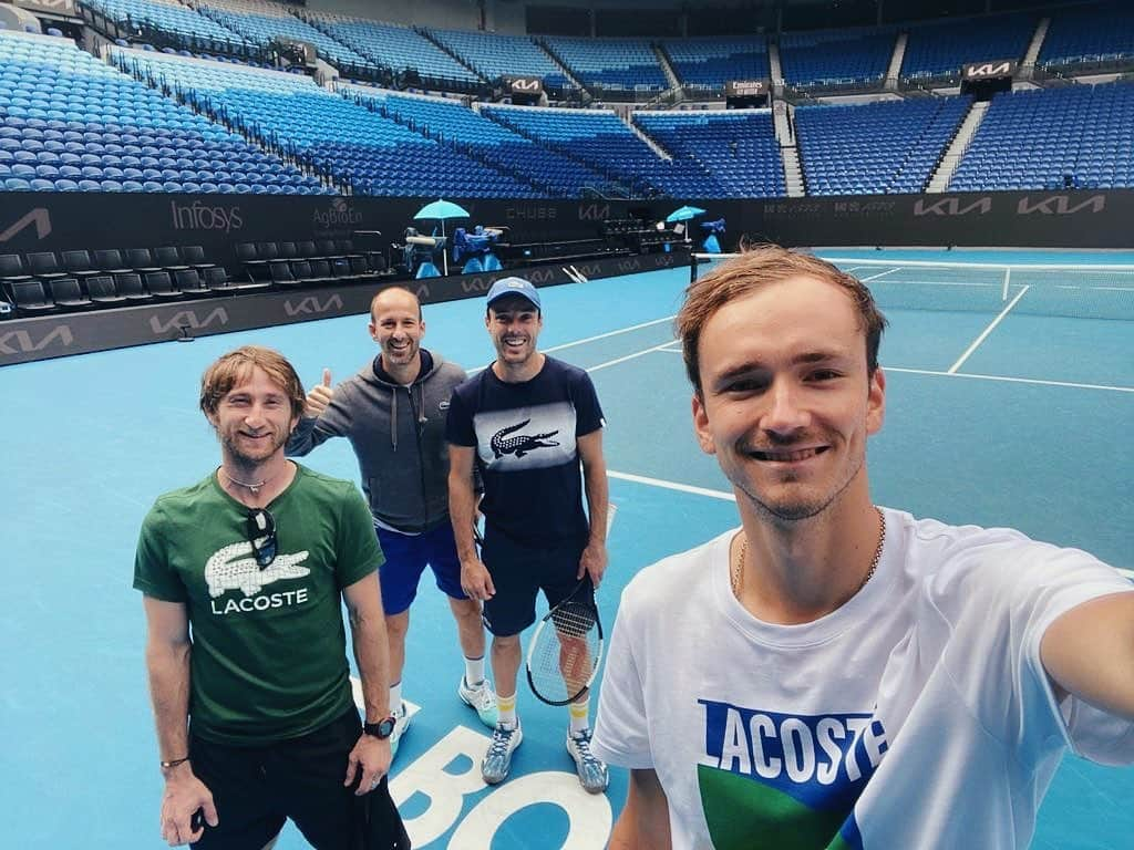 ダニール・メドベージェフさんのインスタグラム写真 - (ダニール・メドベージェフInstagram)「14 days done 👌🏻 thanks @robertobautistaagut for those cool days 🤣 Full @lacoste team 🐊 // 2 недели прошли 👌🏻 Спасибо @robertobautistaagut за веселую компанию 🤣 команда @lacoste 🐊」1月28日 20時26分 - medwed33