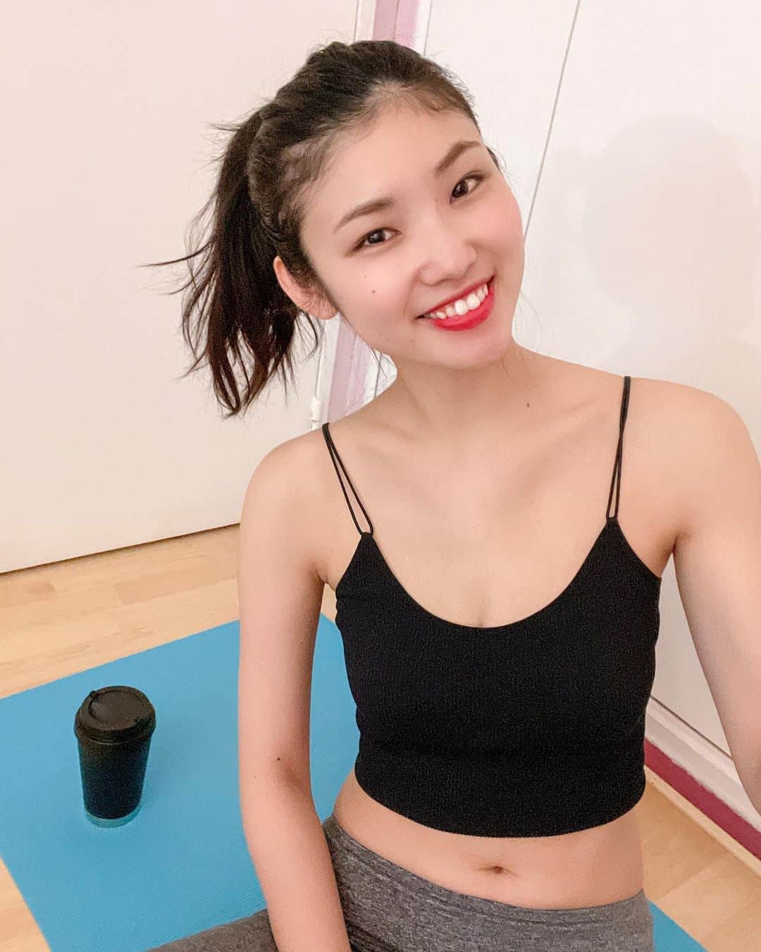 i_am_happpyのインスタグラム：「.  10 minutes morning yoga every morning☀️ A very pleasant start of the day. . . 毎日10分朝ヨガ🧘‍♀️ 朝から少しでも身体をほぐすと気持ちいいね〜 Have a nice day 🌿 .」