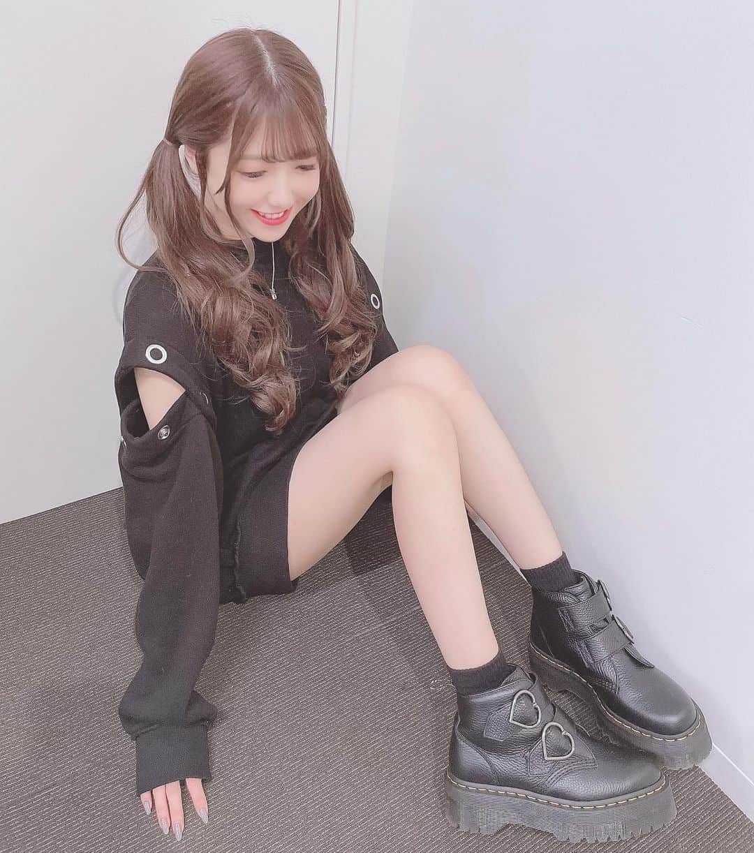 田口未彩のインスタグラム：「🖤  Dr.Martensのバレンタイン限定シューズが可愛すぎて 見た次の日急いで買いに行った🥲💓  実はね、白と黒の2足買いしたの、、🥲💓 いっぱい履くーー！！！  #ドクターマーチン　#マーチン　#バレンタイン限定商品  #バレンタイン　#バレンタインシューズ　#ジュエティ　#ツインテール　#ブラックコーデ」