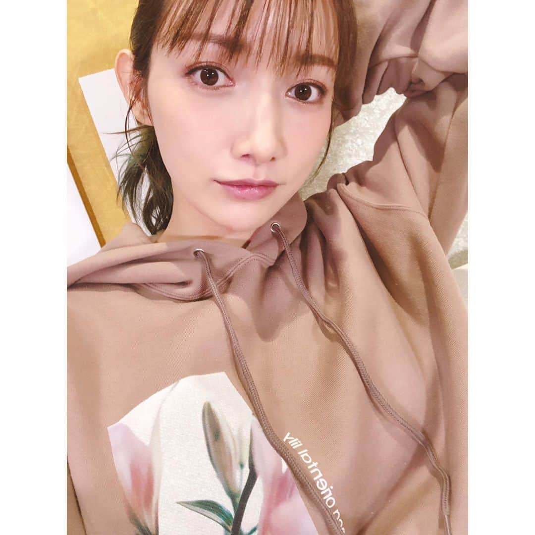 後藤真希さんのインスタグラム写真 - (後藤真希Instagram)「ゴマキのギルド撮影‼️ ねぇ？気づいたかな？？またまた宇野ちゃんのお洋服着てる😆 今日はパーカーだよ💛 それとYouTubeでクリスマスタイミングでアップしていた辻ちゃんとのパピサマ踊ってみた動画復活したよ💦 良かったらチェックしてみてね❤️  @lavanda.jp  #lavanda  #宇野実彩子ちゃん #ゴマキのギルド #フーディー #ハッピーサマーウェディング」1月28日 20時28分 - goto_maki923