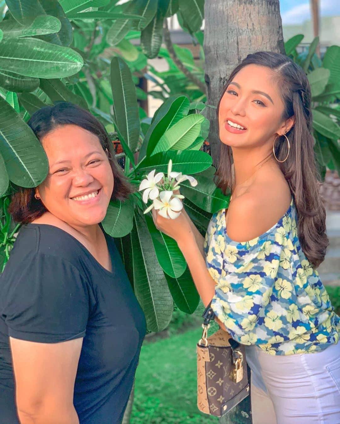 Kim Chiuさんのインスタグラム写真 - (Kim ChiuInstagram)「Happy happy birthday ate @haidzfernandez you are not just my hair and makeup artist but you are a family to us especially to me! We’ve been together since my 1st teleserye palang and hindi na tayo naghiwalay!😅 thank you ate for always taking care of me and for always being there behind my back supporting me in everything that I do. Thank you for making me look my best and for all the patience, especially for helping me sa mga charity work natin.🤍 I am very lucky to have ATE HAIDEE in my life!!!❤️❤️❤️ love you ate HEYDI!!!!😅 as i scroll through my phone ang dami na pala natin napuntahan together!🌎 hehe salamat din sa pagiging official photographer! 😅 basta lahat lahat kaya ni ate haidz!!🤣love you ate enjoy your day! Salamat SOBRA!!! ❤️Mwah!!!! 💋」1月28日 20時28分 - chinitaprincess