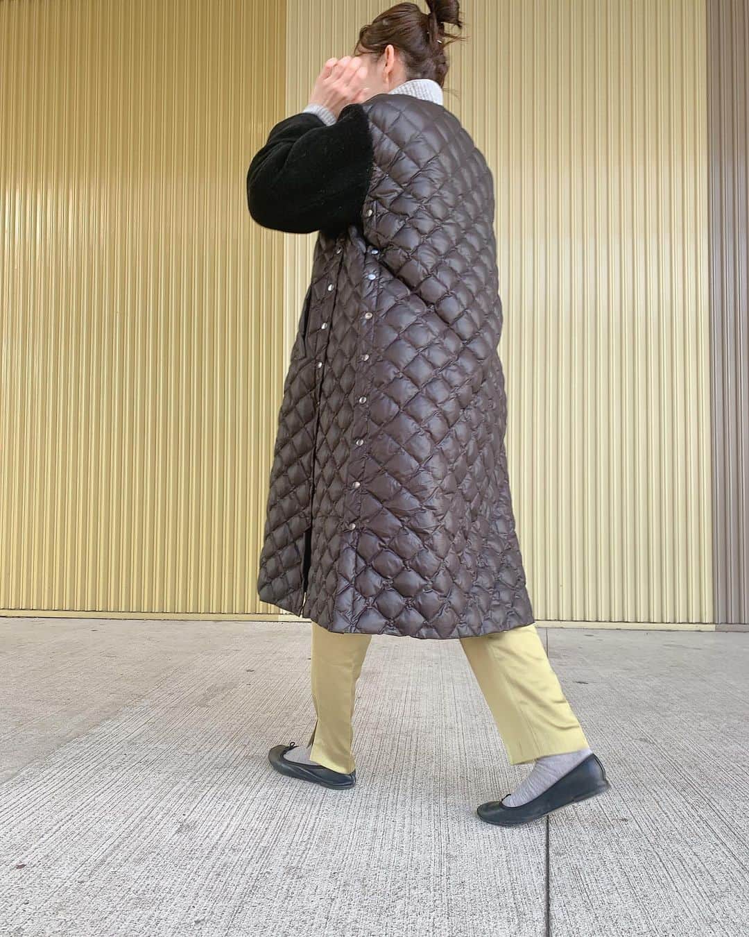 高橋まりなさんのインスタグラム写真 - (高橋まりなInstagram)「. パンツのカラーと一緒の壁を見つけたので、 息子に撮影を頼んだら、 こんなんばっかりだった😂 . knit: @hm  pants: @beautyandyouth_official  shoes: @repettoparis  outer: @mullerofyoshiokubo_official  . . . #coordinate#marinacoordinate#シンプルコーデ#アラフォーコーデ #163cm#ママコーデ#3きょうだい#hm#handm#repetto#mullerofyoshiokubo#💛#お団子ヘア#ボブ#シースルーバング」1月28日 20時29分 - marina._.takahashi