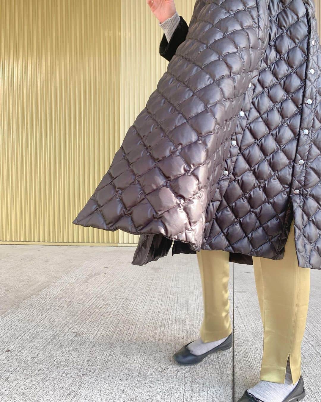 高橋まりなさんのインスタグラム写真 - (高橋まりなInstagram)「. パンツのカラーと一緒の壁を見つけたので、 息子に撮影を頼んだら、 こんなんばっかりだった😂 . knit: @hm  pants: @beautyandyouth_official  shoes: @repettoparis  outer: @mullerofyoshiokubo_official  . . . #coordinate#marinacoordinate#シンプルコーデ#アラフォーコーデ #163cm#ママコーデ#3きょうだい#hm#handm#repetto#mullerofyoshiokubo#💛#お団子ヘア#ボブ#シースルーバング」1月28日 20時29分 - marina._.takahashi