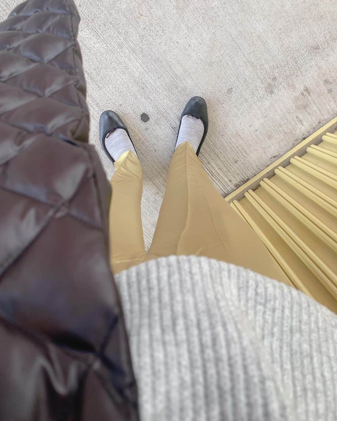 高橋まりなさんのインスタグラム写真 - (高橋まりなInstagram)「. パンツのカラーと一緒の壁を見つけたので、 息子に撮影を頼んだら、 こんなんばっかりだった😂 . knit: @hm  pants: @beautyandyouth_official  shoes: @repettoparis  outer: @mullerofyoshiokubo_official  . . . #coordinate#marinacoordinate#シンプルコーデ#アラフォーコーデ #163cm#ママコーデ#3きょうだい#hm#handm#repetto#mullerofyoshiokubo#💛#お団子ヘア#ボブ#シースルーバング」1月28日 20時29分 - marina._.takahashi