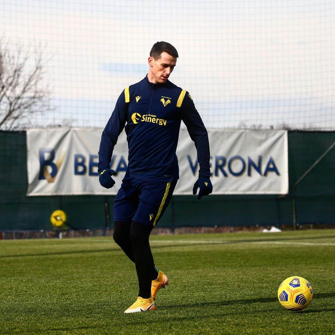 エラス・ヴェローナFCのインスタグラム：「Facce nuove a #Peschiera 👀🟡🔵  #DaiVerona #Lasagna #training」