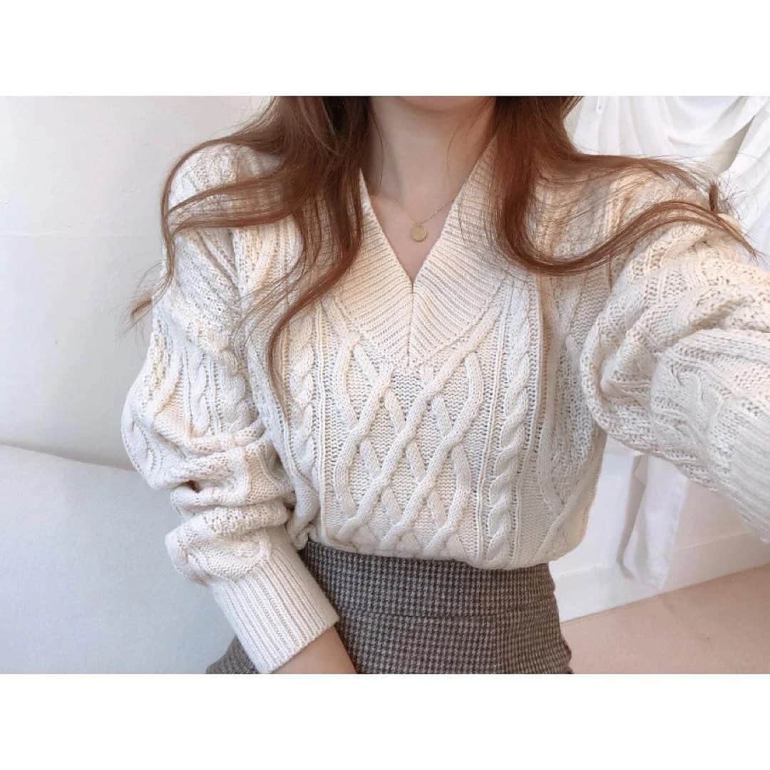 PRESSさんのインスタグラム写真 - (PRESSInstagram)「お姉さんになれる万能ニット❤︎ 【Vネックバックリボンセーター¥4,200】 ⠀ 後ろ姿も可愛いセーター！ ⠀ 後ろの裾部分に紐がついててリボン結びにもできる🖤  ㅤㅤ 大人気！ @silly.by.press のフレアパンツの新しいシリーズが仲間入り！ ⠀ カラー展開・サイズは @silly.by.press のサイトをチェックしてね✔︎ ㅤㅤㅤ  #sillyまとめ ㅤㅤ —————————————————— ㅤ﻿ ﻿ お気に入りの写真に @press.inc ﻿ タグ🏷して投稿してください♡﻿ あなたのアカウントをご紹介致します! ㅤ﻿ ㅤ﻿ —————————————————— ﻿ ﻿ #秋コーデ#ブラウス#パフスリーブ#ギャザーブラウス#ガーリーコーデ#プチプラ#秋冬コーデ#プチプラコーデ#冬コーデ#1週間コーデ#毎日コーデ#スタイルアップ#足長#脚長#脚長効果 #フレアパンツ#パンツコーデ#小顔」1月28日 20時30分 - press.inc