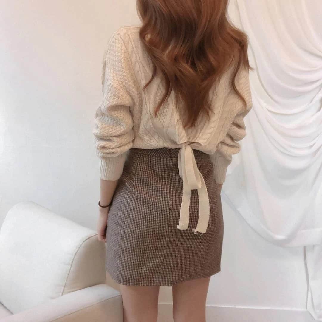 PRESSさんのインスタグラム写真 - (PRESSInstagram)「お姉さんになれる万能ニット❤︎ 【Vネックバックリボンセーター¥4,200】 ⠀ 後ろ姿も可愛いセーター！ ⠀ 後ろの裾部分に紐がついててリボン結びにもできる🖤  ㅤㅤ 大人気！ @silly.by.press のフレアパンツの新しいシリーズが仲間入り！ ⠀ カラー展開・サイズは @silly.by.press のサイトをチェックしてね✔︎ ㅤㅤㅤ  #sillyまとめ ㅤㅤ —————————————————— ㅤ﻿ ﻿ お気に入りの写真に @press.inc ﻿ タグ🏷して投稿してください♡﻿ あなたのアカウントをご紹介致します! ㅤ﻿ ㅤ﻿ —————————————————— ﻿ ﻿ #秋コーデ#ブラウス#パフスリーブ#ギャザーブラウス#ガーリーコーデ#プチプラ#秋冬コーデ#プチプラコーデ#冬コーデ#1週間コーデ#毎日コーデ#スタイルアップ#足長#脚長#脚長効果 #フレアパンツ#パンツコーデ#小顔」1月28日 20時30分 - press.inc