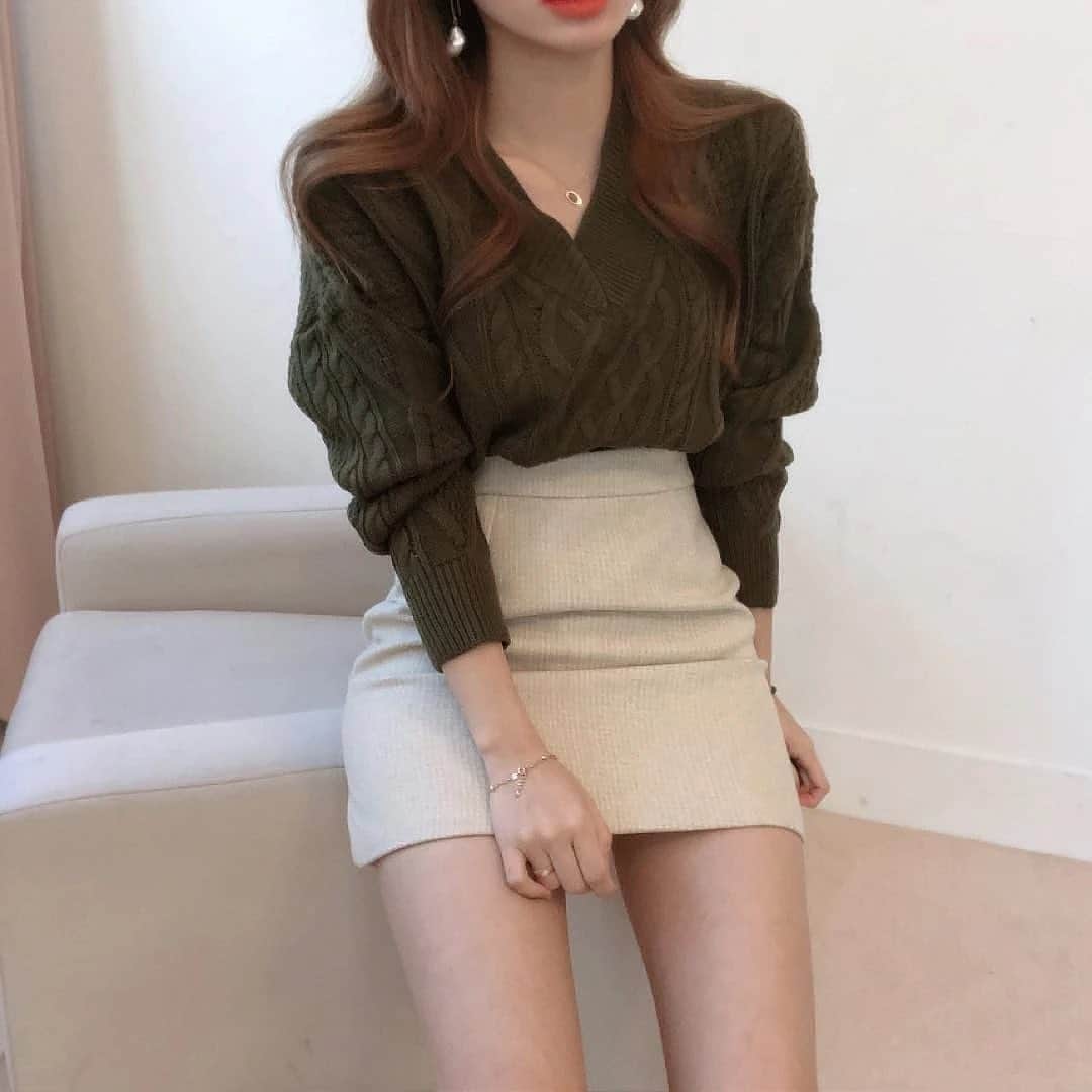 PRESSさんのインスタグラム写真 - (PRESSInstagram)「お姉さんになれる万能ニット❤︎ 【Vネックバックリボンセーター¥4,200】 ⠀ 後ろ姿も可愛いセーター！ ⠀ 後ろの裾部分に紐がついててリボン結びにもできる🖤  ㅤㅤ 大人気！ @silly.by.press のフレアパンツの新しいシリーズが仲間入り！ ⠀ カラー展開・サイズは @silly.by.press のサイトをチェックしてね✔︎ ㅤㅤㅤ  #sillyまとめ ㅤㅤ —————————————————— ㅤ﻿ ﻿ お気に入りの写真に @press.inc ﻿ タグ🏷して投稿してください♡﻿ あなたのアカウントをご紹介致します! ㅤ﻿ ㅤ﻿ —————————————————— ﻿ ﻿ #秋コーデ#ブラウス#パフスリーブ#ギャザーブラウス#ガーリーコーデ#プチプラ#秋冬コーデ#プチプラコーデ#冬コーデ#1週間コーデ#毎日コーデ#スタイルアップ#足長#脚長#脚長効果 #フレアパンツ#パンツコーデ#小顔」1月28日 20時30分 - press.inc