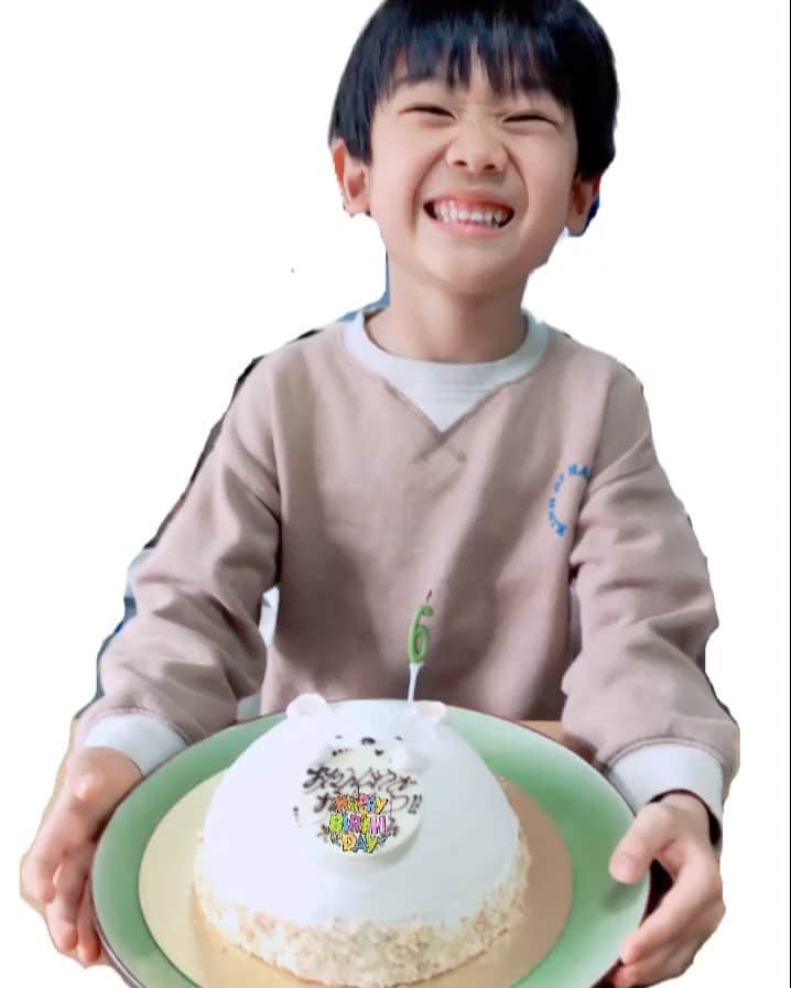 佐藤飛鳥のインスタグラム：「ちむたん6歳とかおったまげー‼︎ 私はもう6年ママやってるとは思えないポンコツだけど😂 ちむたんお誕生日おめでとう🎉 #らぶちむたん❤️ #パパ特製ケーキ#すみっこぐらしケーキ#中身はちむたんリクエストのチョコケーキ#お誕生日#6歳誕生日#バースデーケーキ」