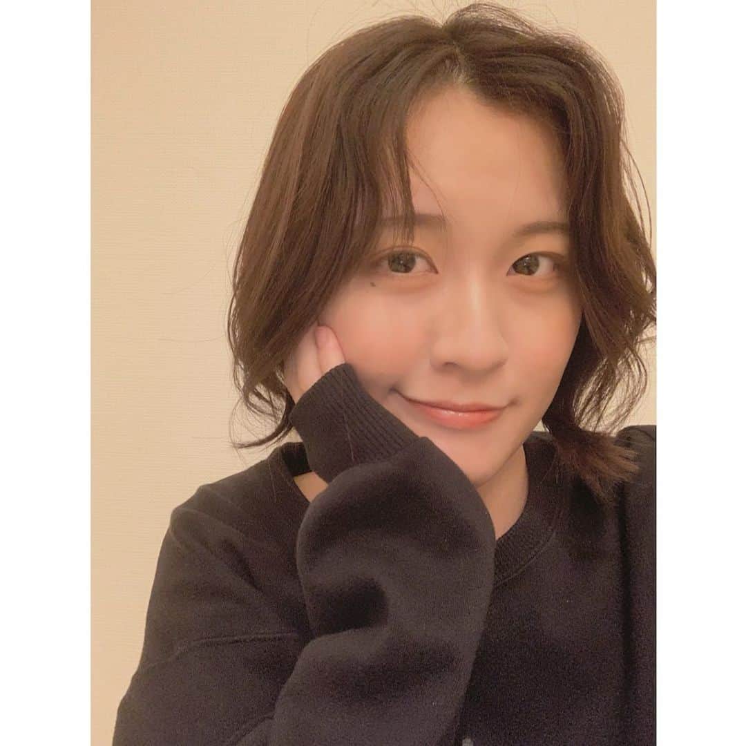 望月萌衣のインスタグラム：「🌙﻿ ﻿ ﻿ ﻿ ﻿ こんな髪にすることもあります☺︎﻿ ﻿ ﻿ ﻿ ﻿ そういえば今日雪降りましたね🌨﻿ ﻿ ﻿ ﻿ ﻿ ﻿ ﻿ ﻿ #自撮り #セルカ #センターパート #ショートヘア #ショートヘアアレンジ #ショートカット女子 #me #shorthair #hairarrange #selfie #daily #샐카 #샐스타그램 #샐피 #데일리룩 #머리스타그램#가르마 #일본 #일상 #셀카놀이#팔로미#팔로우미 #촣아요 #촣아요반사」