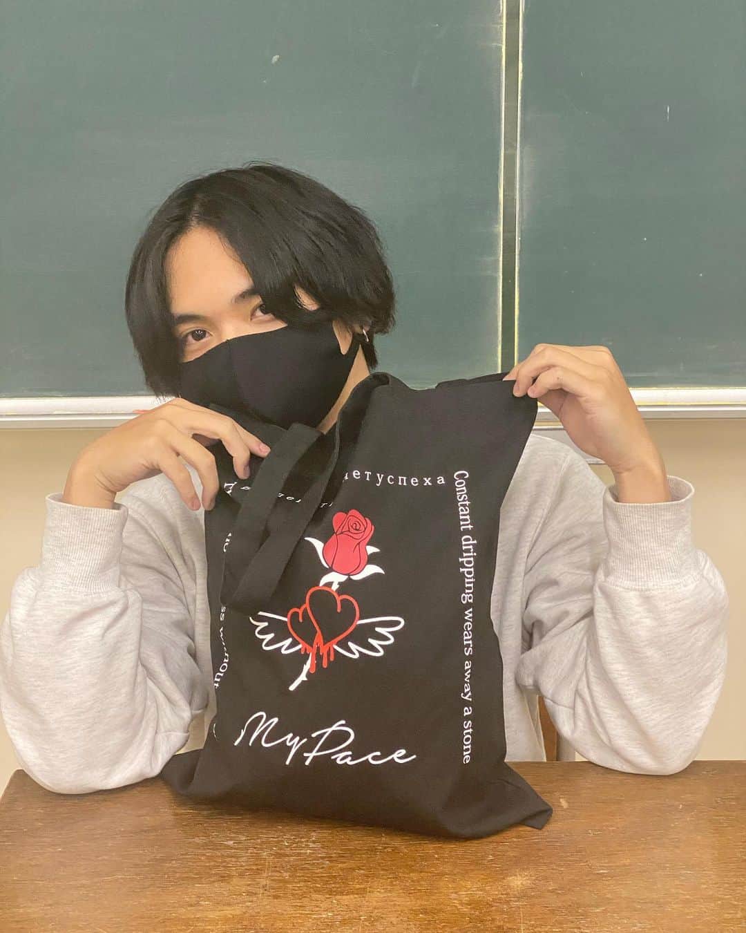 里吉峻のインスタグラム：「トートバッグ明日から販売！！ 俺は学校でも使ってるよん🤩」