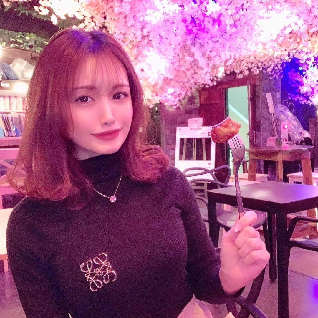 餃子のりさちゃんのインスタグラム：「🇰🇷🍗🌸  #ムニポチャ」
