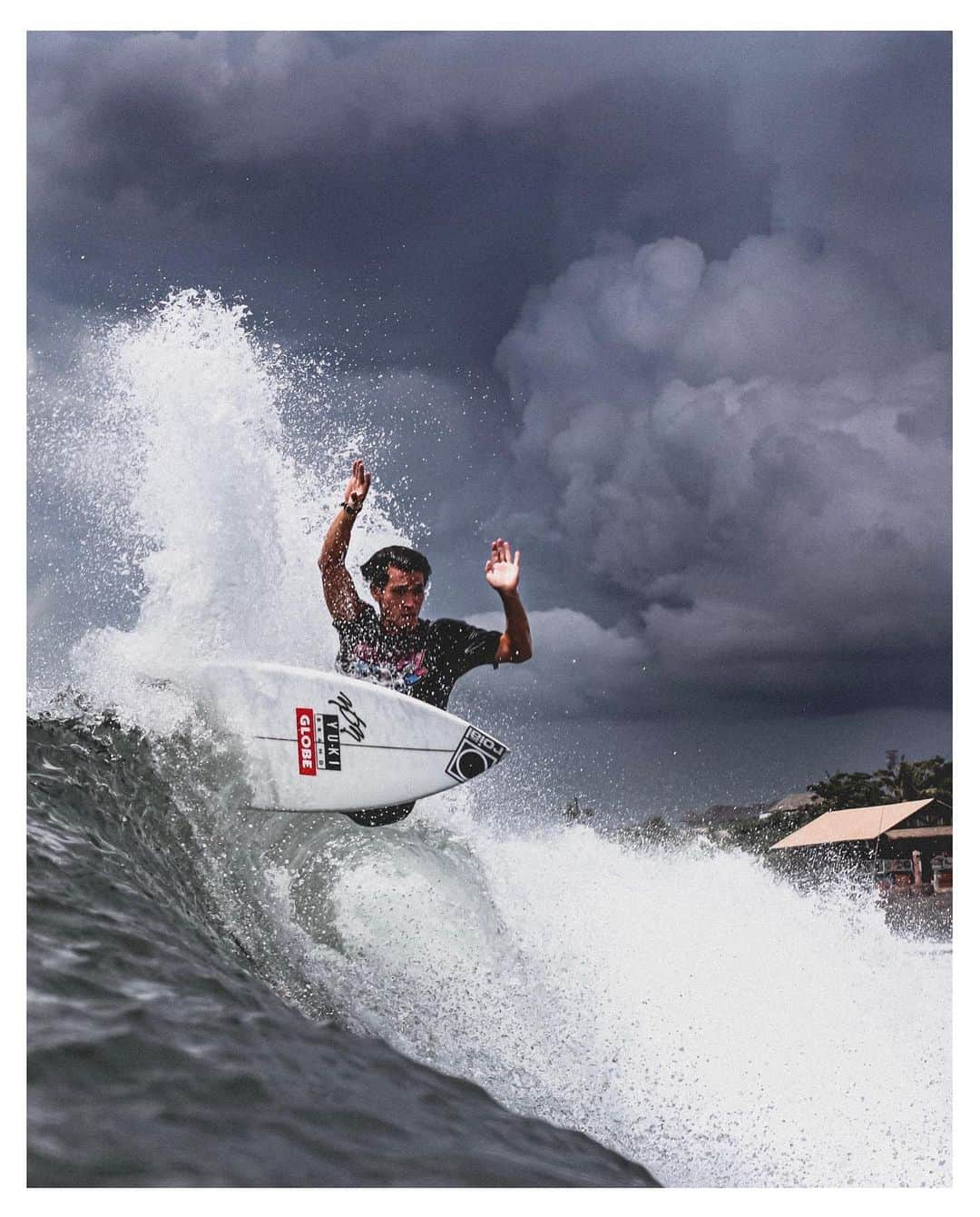 山中海輝のインスタグラム：「・ ・ "Before the storm"  __________________________________________ 1/31(日)は @peace_surf_crew に12:00〜21:00までいます。 感染予防万全でお待ちしておりますのでぜひ遊びにきてください✨ __________________________________________ 📷　@bali_surf_vision  #Bali #surf #surfing #surfinglife #surfingphotography #surfer」