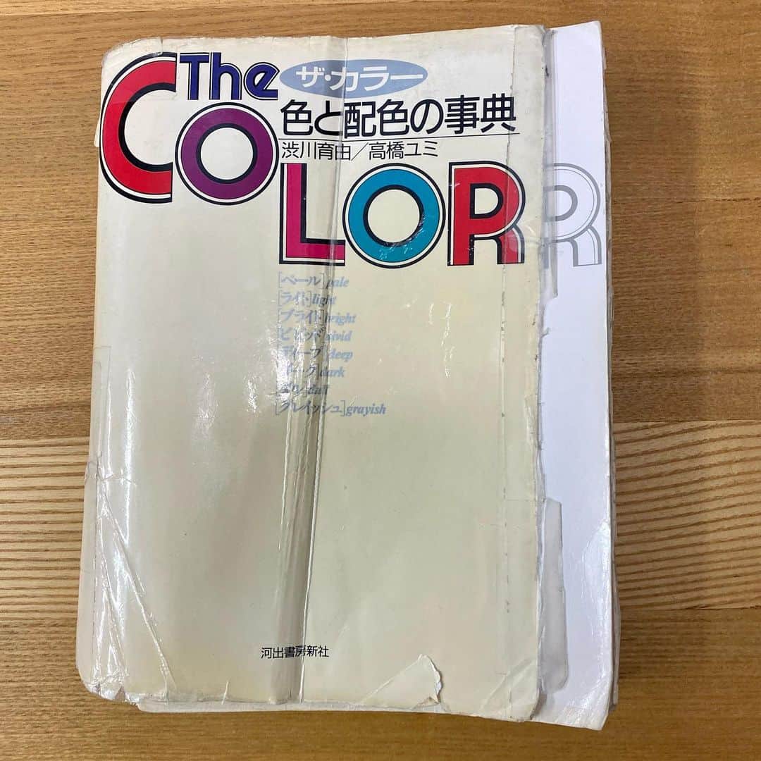 江口寿史のインスタグラム：「1993年に買ってから愛用の色事典。CMYKの色のパーセンテージが書いてあって、今でもパソコンで着色する時になくてはならないおれの必需品。さすがに28年も使ってるとボロボロに。で、もしやと思ってAmazon見てみたら売ってるじゃないの！古本だけど程度の良い同じ本が！定価は5000円もする本なんだけど、1194円でした。何でも売ってるなAmazonは！」