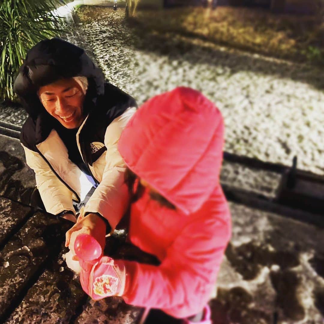 田村淳さんのインスタグラム写真 - (田村淳Instagram)「東京は雪降ったので 長女が庭で雪だるま作りたいと… 素手で作ったらちぎれるほど 寒かったです🥶  #雪だるまつくろう  歌ってしまうよね^_^」1月28日 20時34分 - atsushilb