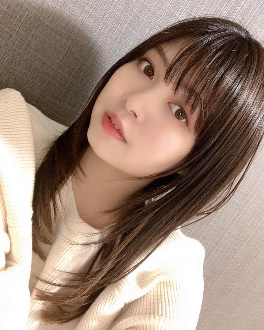 鈴木このみのインスタグラム：「髪の毛切った💇‍♀️  さむーーーーー。今日はフィッティングからのスタジオでした🎤 今年は嬉しいお知らせ増し増しにしたいなぁ。」