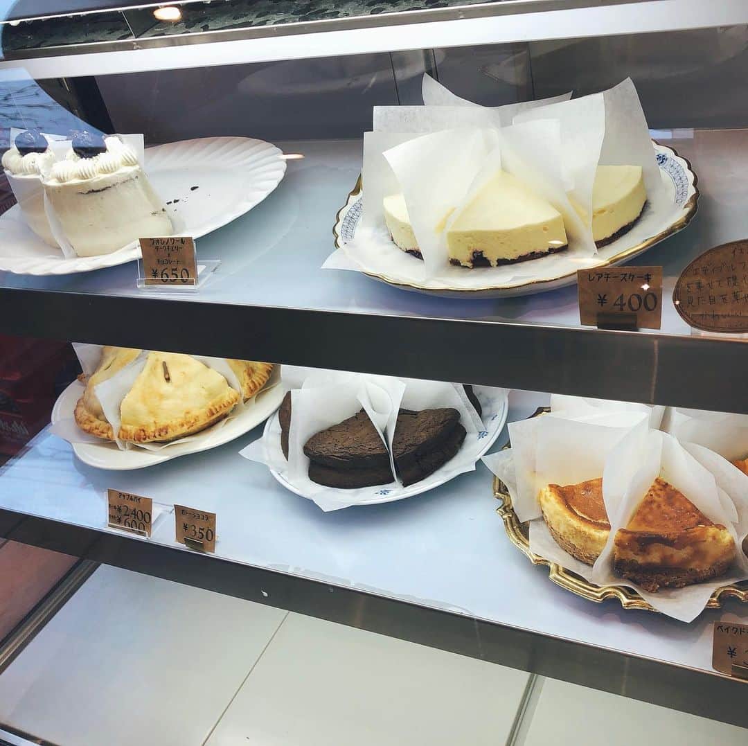 城華阿月さんのインスタグラム写真 - (城華阿月Instagram)「こちらも気になってたお店 @shimokitashimai.cafe  世田谷区という所に行くのは 初めてかも〜〜🔰 子供のお使いのような気分で ドキドキ💓 #アップルパイ #レアチーズケーキ #ベイクドチーズケーキ #スコーン #サブレ #チョコチップクッキー #パウンドケーキ #抹茶のクッキー　抹茶の感じが凄く好み #カヌレ　も買っておけば良かったと後悔😢 #美味しい　#幸せ #感謝　ゃゎ〜〜 #🙏 #シモキタシマイ #シモキタシマイサブレ #世田谷区」1月28日 20時35分 - azuki__joka
