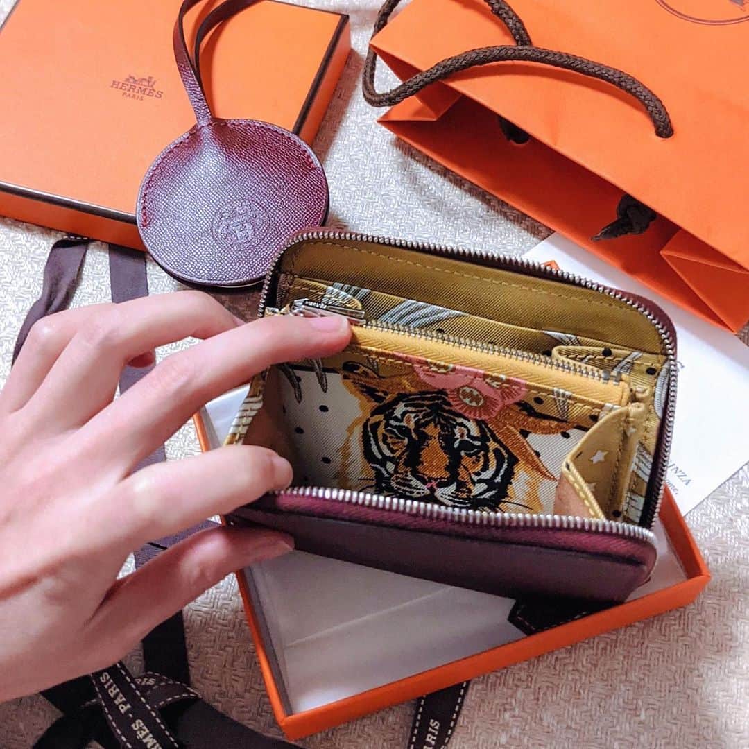 前田紀至子さんのインスタグラム写真 - (前田紀至子Instagram)「気付けば同じお財布を使い続けてはや数年。 新鮮な気持ちになりたくて久々に新調してみました。  デザインのスマートさ、最近なんとなく縁がある気がしているルージュHのカラー、そして虎の顔の可愛らしさが決め手。  が、先日いざお支払いをしようとしたところ「お財布は日が良い日に買った方が良いです！」とのこと（一粒万倍日と天赦日が重なった日は入場制限だったらしいけれど）。  然しカレンダーを見ると、あちらが良ければこちらが立たず、となかなか完璧な日が見つからない（笑）  しびれを切らして、一粒万倍日と大明日が重なる今日に引き取りに行き、満月になる明日お財布にパワーを入れて、寅の日である明後日から使い始めればOKでしょ！ということにしてみました。  お財布のルールもなかなか難しいのね…  #hermes#エルメス#wallet#rougeh#silkin」1月28日 20時36分 - ki45m