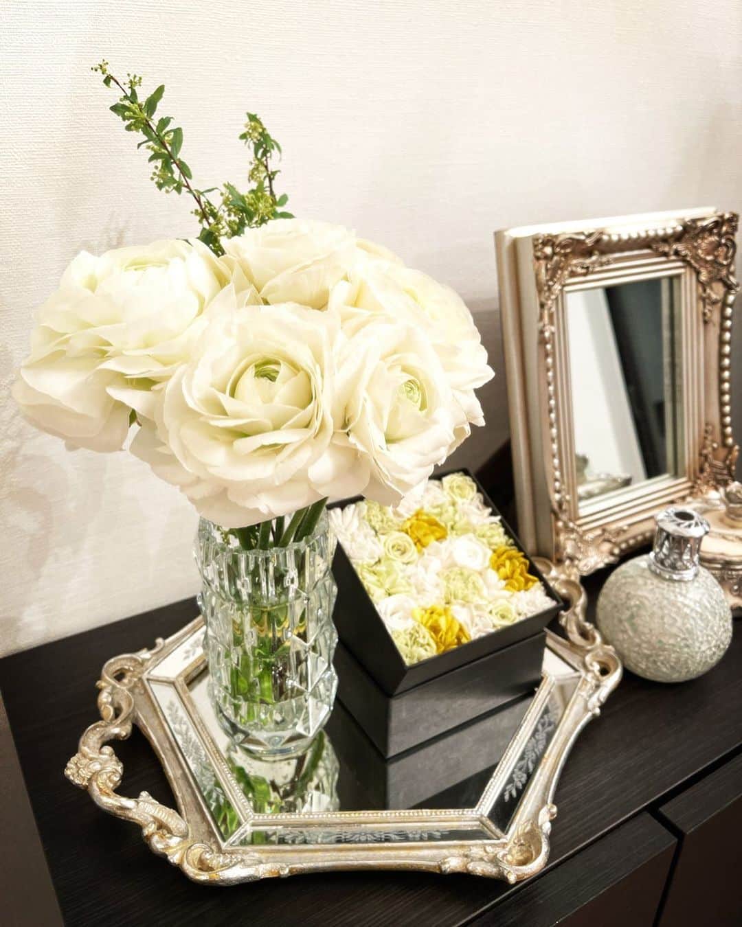 CHIKAさんのインスタグラム写真 - (CHIKAInstagram)「. @laura.cosmetics.tokyo  スキンケアの撮影で使用したラナンキュラス♡ . 実際の撮影では後ろに添えているグリーンの方が大活躍でした。 . 完成データが楽しみです🥰♥️ . #baccarat #バカラ #花瓶 #フラワーベース #ルクソールベース #クリスタルベース #クリスタル #flowers」1月28日 20時37分 - chika72714