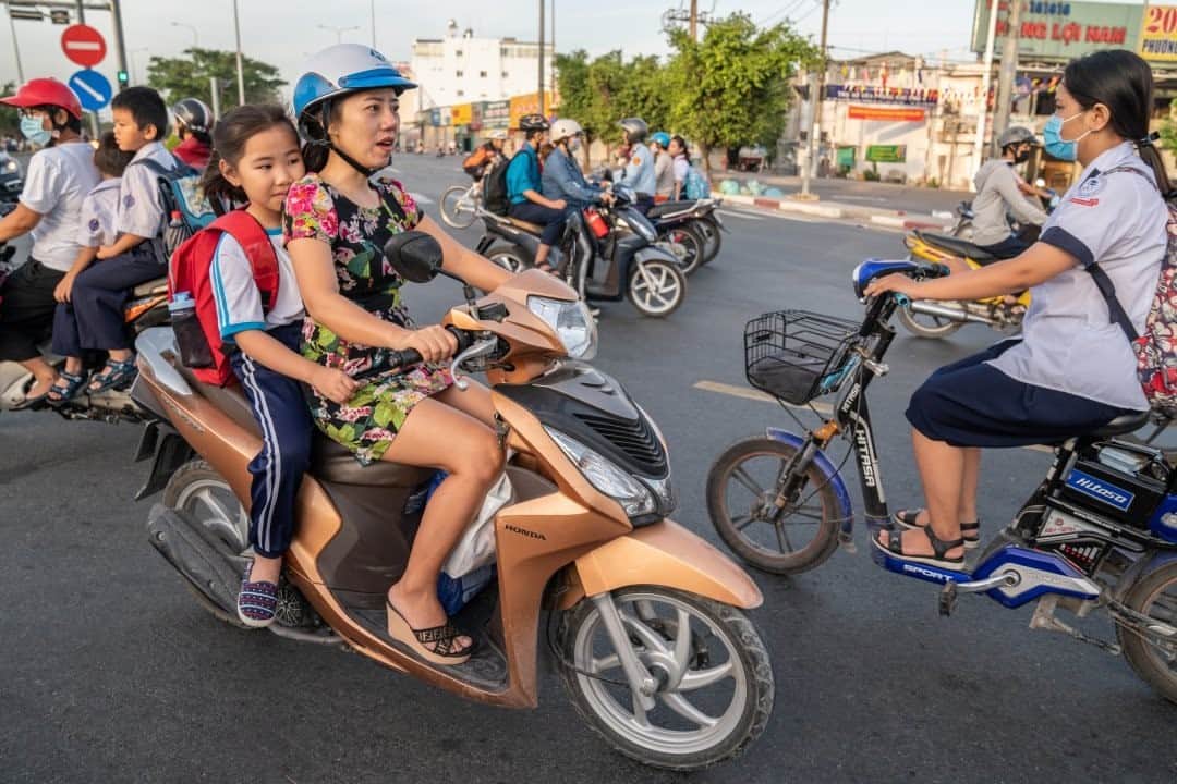 National Geographic Travelさんのインスタグラム写真 - (National Geographic TravelInstagram)「Photo by @amritachandradas / Ly Hang takes her daughter Ly Van to elementary school on her scooter bike through busy traffic in the Binh Tan district of Ho Chi Minh City. Ly Hang works as a property agent and is actively seeking a groom. She says she wants a partner from Singapore to secure a better future for her daughter, but that it’s been tricky because she is a divorcée.  This assignment is part of a group project with eight women photographers from the Everyday Projects for National Geographic. Our stories look at the impact of women and migration worldwide. My work concentrates on how, over the past decade, more than 50,000 Singaporean men have married foreign women, mostly from Vietnam, Malaysia, and Thailand. The future of foreign brides remains in question, as nine out of 10 permanent residency applications are usually rejected. I look deeper into the migration of Vietnamese women traveling to Singapore with the intention of marriage, documenting their resilience and the vulnerabilities they face.  This story is included in the February issue of National Geographic magazine. Please follow me @amritachandradas for more insight into my work. #everydayprojects #women #migration #everydayeverywhere」1月28日 20時38分 - natgeotravel