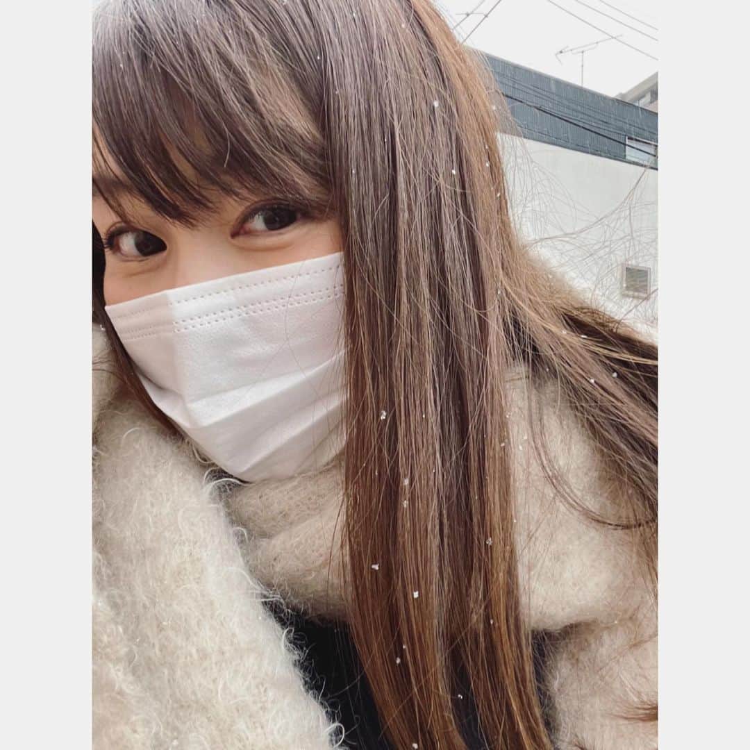 安めぐみさんのインスタグラム写真 - (安めぐみInstagram)「ちょうど娘のお迎え時間に雪が❄️  傘を差そうと言っても、 雪〜と娘はハイテンションでした👧笑 #雪 #ちらちら　 #とても寒かったですね」1月28日 20時39分 - yasu_megumi_official