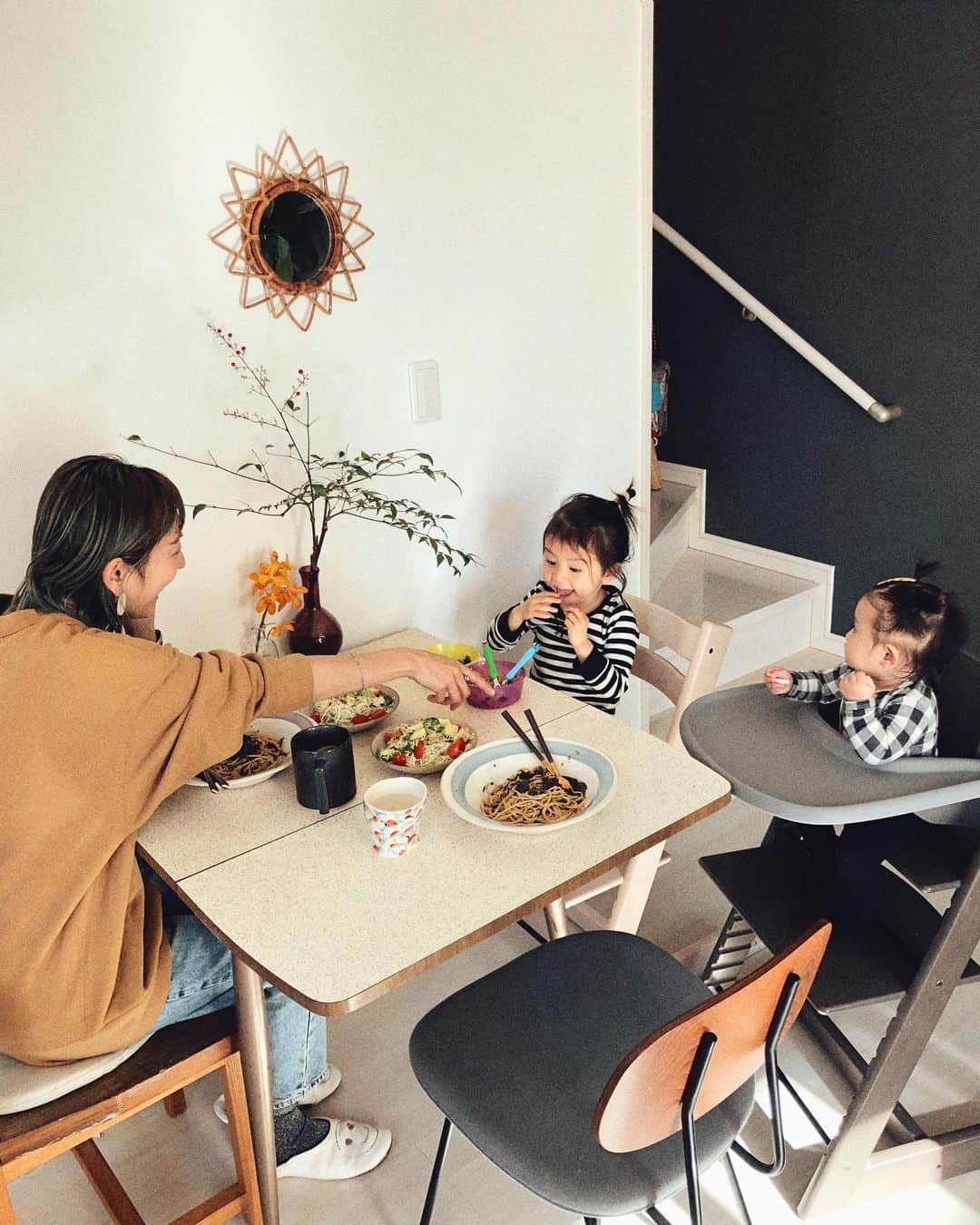 のインスタグラム：「日常○ #カジュアルコーデ #赤ちゃん #コーディネート #大人カジュアル #ファッション #赤ちゃんのいる生活 #男の子ママ #女の子ママ #子供のいる暮らし #キッズコーデ #お花のある暮らし #インテリア #ストッケ #ストッケトリップトラップ #おうちご飯 #ランチ #パスタランチ」