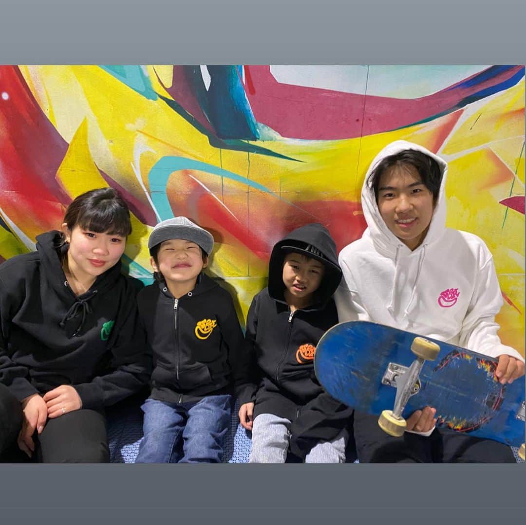 中村貴咲さんのインスタグラム写真 - (中村貴咲Instagram)「@sbh_2020_ のブランドを立ち上げると言ってはや1ヶ月半。 一人で初めてやって分かったことや、いろんな人が助けてくれて、物流の仕組みを知れてとても勉強になっています。一番嬉しかったのは友達みんなが買ってくれてた事😭ブランドをするってなって初めて相談した　@shige_nishimura ちゃんにはほんまに初めてやのに色々教えてくれてありがとうございます！！！😭そしてロゴを作ってくれたかくのしんとあらきくん！素敵なロゴありがとうこれからもよろしく！印刷をしてくれている　@oakfield_mt.river ありがとうございます！！もっといますが皆さんありがとうございます！そしてまだ届いていない方もいると思いますが、SNSでみんな宣伝してくれて本当にありがとうございます😭 これからの方がもっと大変だけどみんなの気持ちがとても嬉しいです！感謝の気持ちを忘れずスケートも頑張ります。 #はるひしゅうちゃんたいよモデルありがとうこれからもしてね #smilesbringhappiness#sbhappiness」1月28日 20時50分 - kisanakamuraa