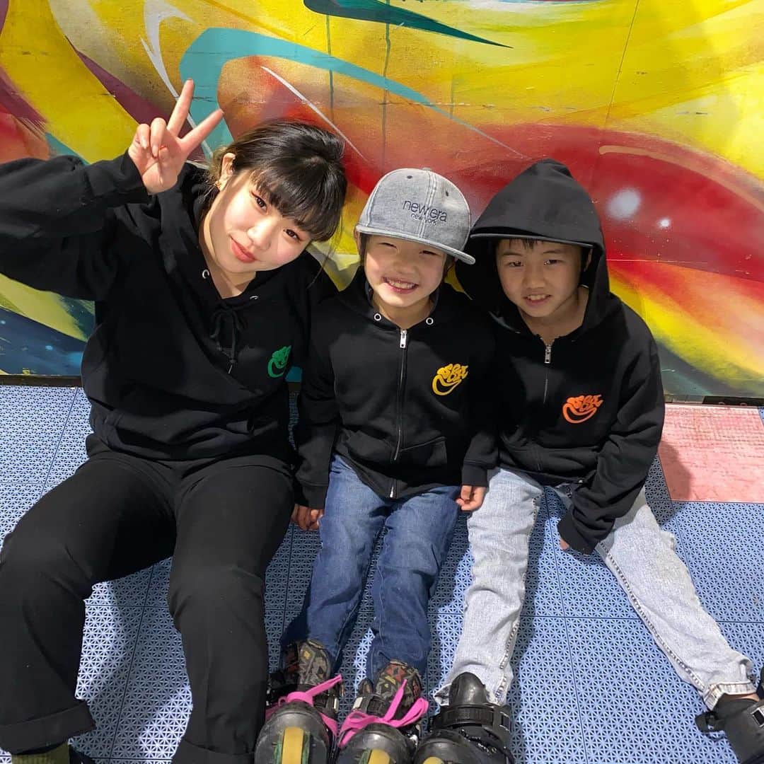 中村貴咲のインスタグラム：「@sbh_2020_ のブランドを立ち上げると言ってはや1ヶ月半。 一人で初めてやって分かったことや、いろんな人が助けてくれて、物流の仕組みを知れてとても勉強になっています。一番嬉しかったのは友達みんなが買ってくれてた事😭ブランドをするってなって初めて相談した　@shige_nishimura ちゃんにはほんまに初めてやのに色々教えてくれてありがとうございます！！！😭そしてロゴを作ってくれたかくのしんとあらきくん！素敵なロゴありがとうこれからもよろしく！印刷をしてくれている　@oakfield_mt.river ありがとうございます！！もっといますが皆さんありがとうございます！そしてまだ届いていない方もいると思いますが、SNSでみんな宣伝してくれて本当にありがとうございます😭 これからの方がもっと大変だけどみんなの気持ちがとても嬉しいです！感謝の気持ちを忘れずスケートも頑張ります。 #はるひしゅうちゃんたいよモデルありがとうこれからもしてね #smilesbringhappiness#sbhappiness」