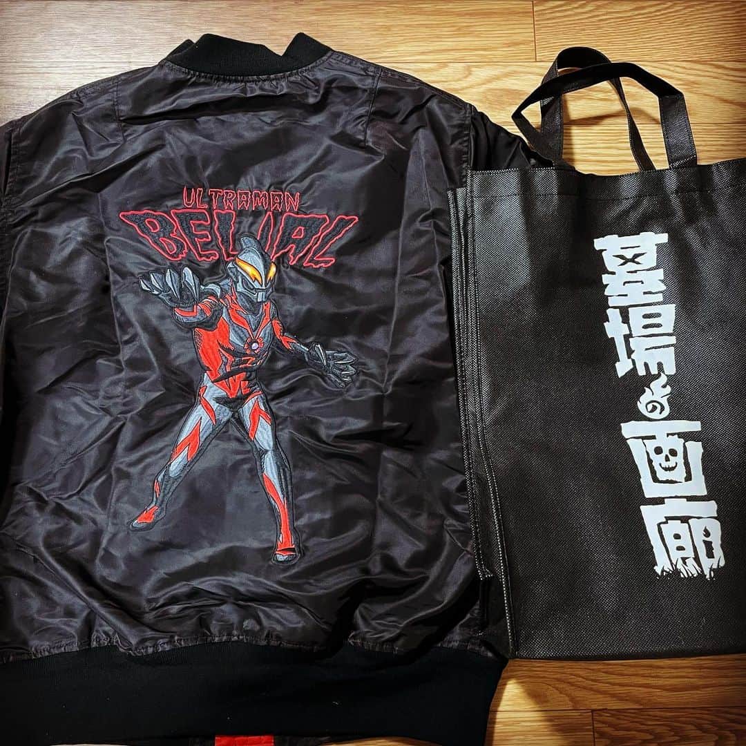 Yuhさんのインスタグラム写真 - (YuhInstagram)「墓場の画廊 @hakaba_gallery にもう売り切れたと思っていたウルトラマンベリアルのMA-1が…！ デニムシャツかこっちか悩んだ末こっちに。ジャグラスもそうなんだけど、ダークヒーロー寄りがもしかしたら好きなのかもしれない。ジードも見た目で言ったらダークヒーローの血を継いでるしね。 中野ブロードウェイは素敵なカルチャーの街だよ。  #墓場の画廊 #ウルトラマンベリアル #ウルトラマンジード #ダークヒーロー #darkhero」1月28日 20時47分 - yuh_guitarist