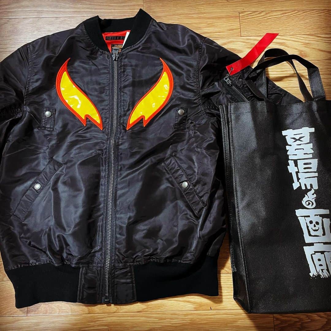 Yuhさんのインスタグラム写真 - (YuhInstagram)「墓場の画廊 @hakaba_gallery にもう売り切れたと思っていたウルトラマンベリアルのMA-1が…！ デニムシャツかこっちか悩んだ末こっちに。ジャグラスもそうなんだけど、ダークヒーロー寄りがもしかしたら好きなのかもしれない。ジードも見た目で言ったらダークヒーローの血を継いでるしね。 中野ブロードウェイは素敵なカルチャーの街だよ。  #墓場の画廊 #ウルトラマンベリアル #ウルトラマンジード #ダークヒーロー #darkhero」1月28日 20時47分 - yuh_guitarist