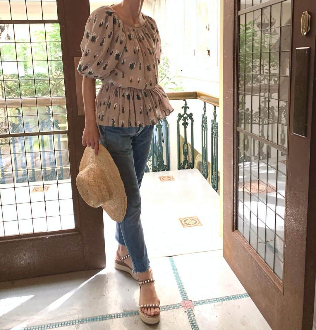 Tsuru by Mariko Oikawaのインスタグラム：「2月入荷予定♪ 2021 ss collection.  Agrippina/BEIGE ¥25,000+tax  Bonne/MOUVE ¥25,000+tax  オリジナルの花々の刺繍を柔らかなコットン素材にのせて春を呼ぶブラウス♪ ゴムのブラウジングで着心地も快適に◎  #tsuru #tsurubymarikooikawa #2021ss」