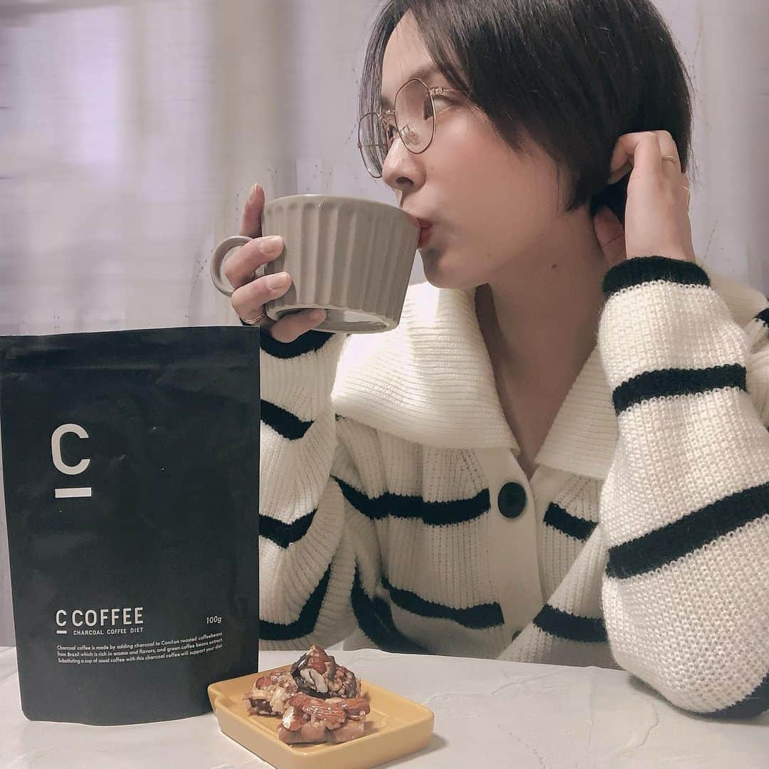 lily112988さんのインスタグラム写真 - (lily112988Instagram)「: #c_coffee . . morning routine ☕️  朝起きたらまず お湯を沸かして 待つ間に お水を飲んで コーヒーを入れます☕️  最近は @c_coffee_official 様に頂いて コチラを愛飲中❕  気になるけど どんな味なんだろう❔ って思ってる人 多いんじゃないかな🤔  わたしも最初 え、炭😳❔ ってびっくりしたけど ほとんど気にならないよ✌️ むしろ ほんのり香ばしくていい香り🎶  どんなに身体によくても めんどくさい事は続かないタチなので🤣 インスタントコーヒーの要領で お湯入れるだけで簡単なのは 続けられる大事なポイントかな☺️ . . . #C_COFFEE #シーコーヒー #チャコールコーヒー #チャコールクレンズ #PR  #Cコーヒー  #ダイエットコーヒー  #置き換えダイエット #無理せずダイエット #無理せずキレイ #チャコールコーヒーダイエット #リラックスタイム #mctオイル #コーヒーのある暮らし #morningcoffee #morningroutine」1月28日 20時50分 - lily112988