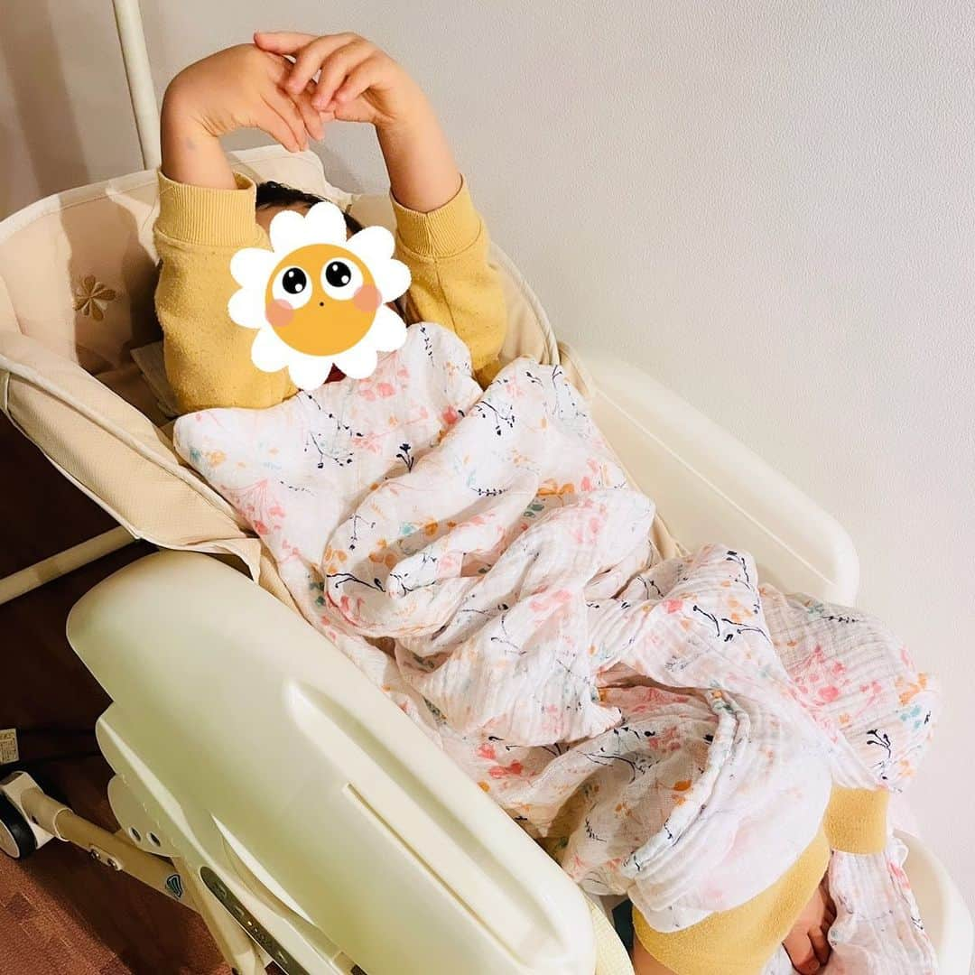 鈴木あきえさんのインスタグラム写真 - (鈴木あきえInstagram)「ぼく、 #赤ちゃんがえり中　👦🏻👶🏻  妹のベッドに寝て 妹の泣き方を真似して私を呼ぶ というのを ひたすら繰り返す人。笑  と同時に、  娘が泣いてる時には 誰よりも早く気付いて 『〇〇ちゃん泣いてるー！だいじょぶだよー』 と言ってあげたり、  自分のおもちゃを 『はい、どーじょ』って あげたりしてる🥺 （→まだ何も持てない娘は顔の横とかに電車とか置かれてます。笑）  小さい心で 色々頑張ってるのだなぁ👦🏻🤝  #息子2歳4ヶ月 #娘1ヶ月 #兄妹 #2歳差育児 #赤ちゃんがえり #いやいや期 #どのくらい続くんでしょ😂」1月28日 20時50分 - akiesuzuki0312