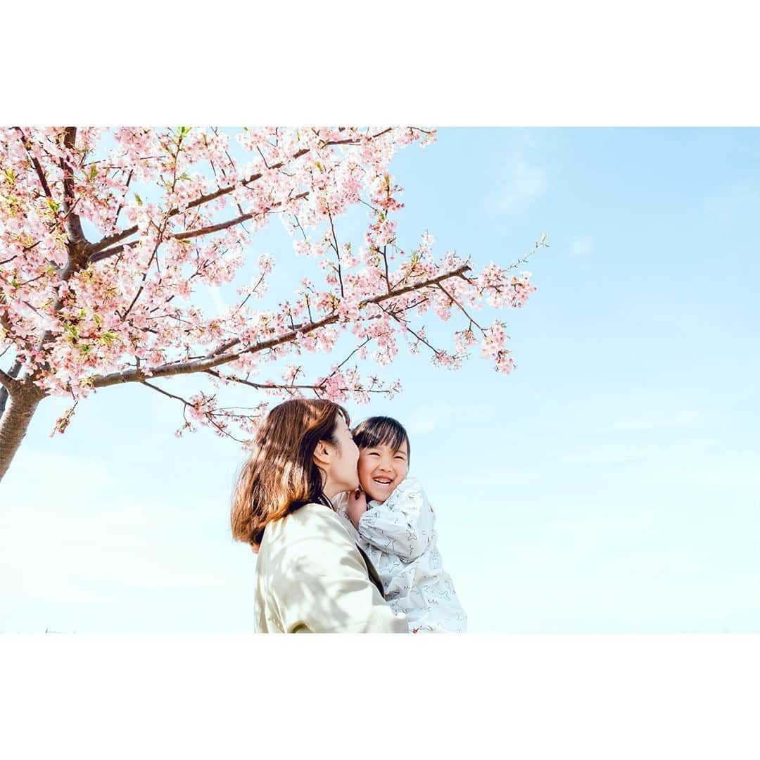 Photream-こどもと家族の成長写真-のインスタグラム：「- 桜の季節が待ち遠しいなあ🌸 可愛すぎる、双子ちゃんの成長記録をお届け - 🕊1回目 ママとパパを一生懸命押す姿😂スワイプして見てね！ 🕊2回目 4歳バースデー！ 🕊3回目 5歳！ケンカもするけど、毎日楽しい🙆‍♀️ - - - 【初回実質半額！3回成長プラン】 フォトリのでは、採用審査を通過した子ども撮影が得意なフォトリのカメラマンのみが、出張撮影しています。詳しくはURLへ📬 【現在開催中のキャンペーンはURLから】 💎おうちフォトなら、お好きなブランドの衣装代が実質無料！ 👘お宮参り撮影が、期間限定で3,000円オフ！ - - #フォトリ　 #フォトリスタジオ #写真で明日をもっと楽しく  #出張撮影 #ロケーションフォト #関東ママ #関西ママ #バースデーフォト  #新米ママ #プレママ  #2020生まれ #インスタキッズ #ママリ #コドモノ #子どものいる暮らし #令和2年ベビー  #女の子ママ #男の子ママ #おしゃれきっず #キッズコーデ #キッズファッション  #ままのて #マタニティフォト  #女の子ベビー #バースデーフォト  #家族写真 #ベビフル #赤ちゃんのいる暮らし #リンクコーデ  #マタニティフォト」