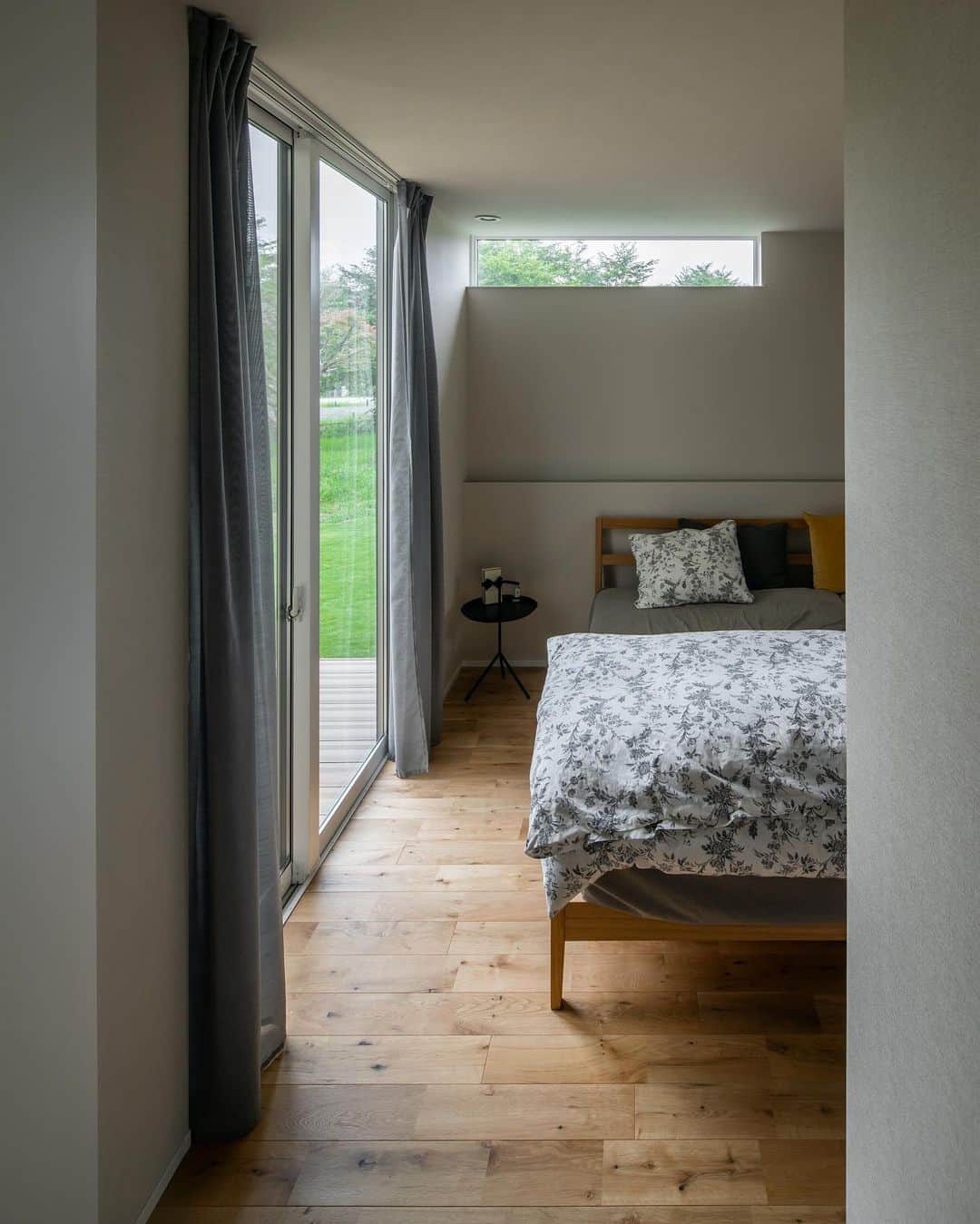 ルポハウス一級建築士事務所さんのインスタグラム写真 - (ルポハウス一級建築士事務所Instagram)「・ ・ ・ 昼間は大きな窓からの日差しが差し込む寝室に、ヘッドボードの間接照明が柔らかな光のグラデーションを生み出します。 心と体に癒やしをプラス。 ・ ・ ・ 𓐌𓐌𓐌𓐌𓐌𓐌𓐌𓐌𓐌𓐌𓐌𓐌𓐌𓐌𓐌𓐌𓐌𓐌  ルポハウスの施工事例はこちらまで☞ @reposhouse  𓐌𓐌𓐌𓐌𓐌𓐌𓐌𓐌𓐌𓐌𓐌𓐌𓐌𓐌𓐌𓐌𓐌𓐌 #ルポハウス は#ちょっとかっこいい家 を"友人のために" という思いでつくっています。 一生に一度の#マイホーム。 「あなたにしかできない」×「ルポハウスだからできる」で、 私たちだけの#家づくり を思いっきり楽しんでみませんか？！ ・ ・ ・ #住宅 #注文住宅 #新築一戸建て #デザイナーズ住宅  #一級建築士事務所 #設計事務所 #滋賀県の設計事務所 #myhome #instahouse #design #instahome #myhouseidea #寝室インテリア #主寝室 #無垢床 #オーク床 #造作カウンター」1月28日 20時59分 - reposhouse