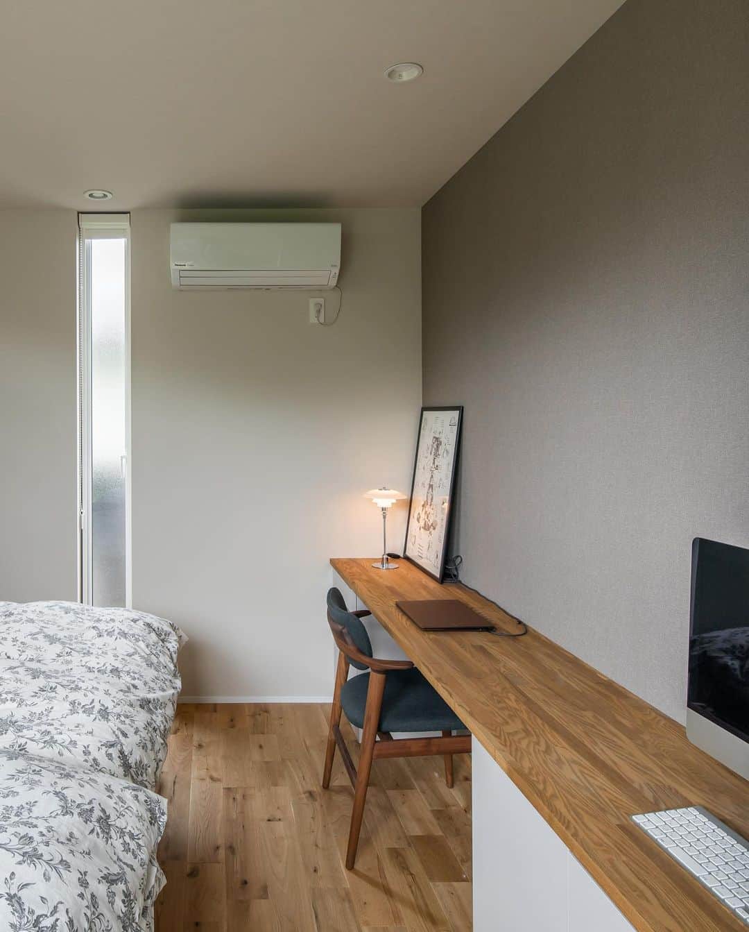 ルポハウス一級建築士事務所さんのインスタグラム写真 - (ルポハウス一級建築士事務所Instagram)「・ ・ ・ 昼間は大きな窓からの日差しが差し込む寝室に、ヘッドボードの間接照明が柔らかな光のグラデーションを生み出します。 心と体に癒やしをプラス。 ・ ・ ・ 𓐌𓐌𓐌𓐌𓐌𓐌𓐌𓐌𓐌𓐌𓐌𓐌𓐌𓐌𓐌𓐌𓐌𓐌  ルポハウスの施工事例はこちらまで☞ @reposhouse  𓐌𓐌𓐌𓐌𓐌𓐌𓐌𓐌𓐌𓐌𓐌𓐌𓐌𓐌𓐌𓐌𓐌𓐌 #ルポハウス は#ちょっとかっこいい家 を"友人のために" という思いでつくっています。 一生に一度の#マイホーム。 「あなたにしかできない」×「ルポハウスだからできる」で、 私たちだけの#家づくり を思いっきり楽しんでみませんか？！ ・ ・ ・ #住宅 #注文住宅 #新築一戸建て #デザイナーズ住宅  #一級建築士事務所 #設計事務所 #滋賀県の設計事務所 #myhome #instahouse #design #instahome #myhouseidea #寝室インテリア #主寝室 #無垢床 #オーク床 #造作カウンター」1月28日 20時59分 - reposhouse