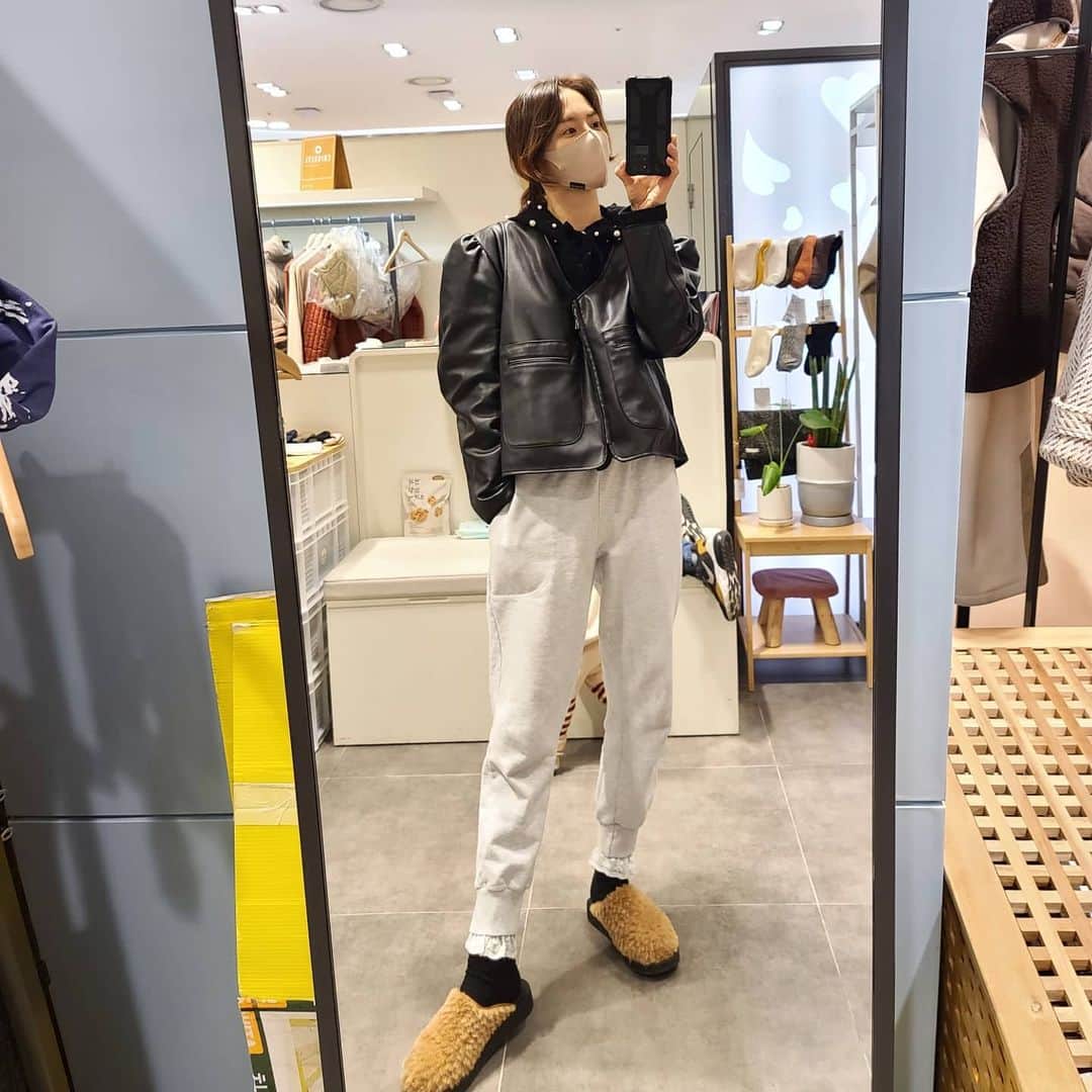 のインスタグラム：「오빠를 서울로 보낼 준비를 하면서 정신없던 오늘 하루는 내 트레이닝바지의 한껏 나온 무릎이 대신 말해주는군..  전신사진을 찍을 때 핸드폰을 거꾸로하면 길게나온다더니 @seuloger 역시 전문가셩👍 세상길다  엄마따라 다니느라 지루했던 두 녀석의 놀이터 솔아매장서 동글이가 꽂힌 분무기도 득템하고 👍  귀여운 내사랑 두 허니🎶 하아..그건그렇고 마음이 착잡하구나아..  보고있어도 보고싶구나...」