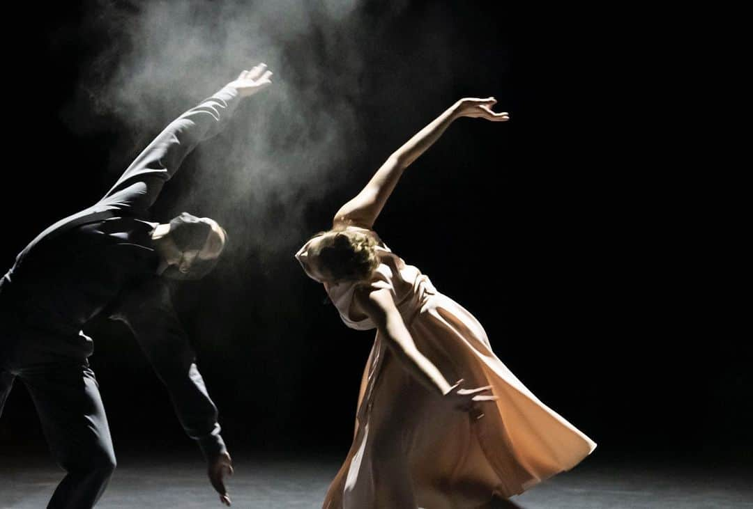 オーレリー・デュポンのインスタグラム：「Spectacle CRÉER AUJOURD’HUI « Clouds inside » création de @tessvoelker musique #nickdrake captation #Louisenarboni @balletoperadeparis sur vos écrans le vendredi 29 Janvier a 20:55 sur France 5 @france5 @julienbenhamouphotographe  Merci a tous 🙏🏻」