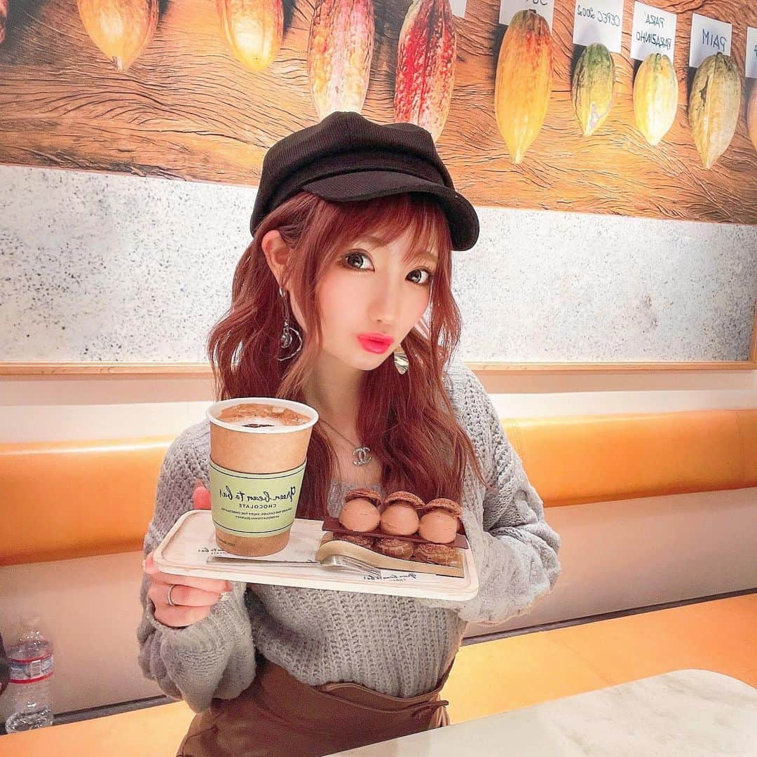 まゆぴちゅーさんのインスタグラム写真 - (まゆぴちゅーInstagram)「🍫🤎🍫🤎🍫🤎 * チョコレート好きは行くべき🥰🌈🌈🌈 * 【📍green bean to bar chocolate/中目黒】 * この団子三兄弟みたいなかわいいエクレア ずっっと気になってたの〜🙈💓（笑） * ちょっともっちりめなシュー生地の間に、 チョコクリームとパリパリチョコ、見えないとこに 塩キャラメルソースも入ってて、鬼うま😍♡ * チョコレートドリンクもあったし、 他にも美味しそうなケーキや焼き菓子もあって また行きたいっておもったよん🥺✊✨ * * * #greenbeantobarchocolate #beantobar  #beantobarchocolate #chocolate  #グリーンビーントゥバーチョコレート #エクレア #カフェラテ #愛すラテ活 #チョコレート専門店  #中目黒 #中目黒カフェ #中目黒グルメ  #池尻大橋カフェ #東京カフェ #東京グルメ  #代官山カフェ #おしゃれカフェ #カフェ巡り  #東京カフェ巡り #キャスケット #冬コーデ #キャスケットコーデ #ニットコーデ #甘党女子 #カフェ活 #大きめピアス」1月28日 21時00分 - mayu_03pichu